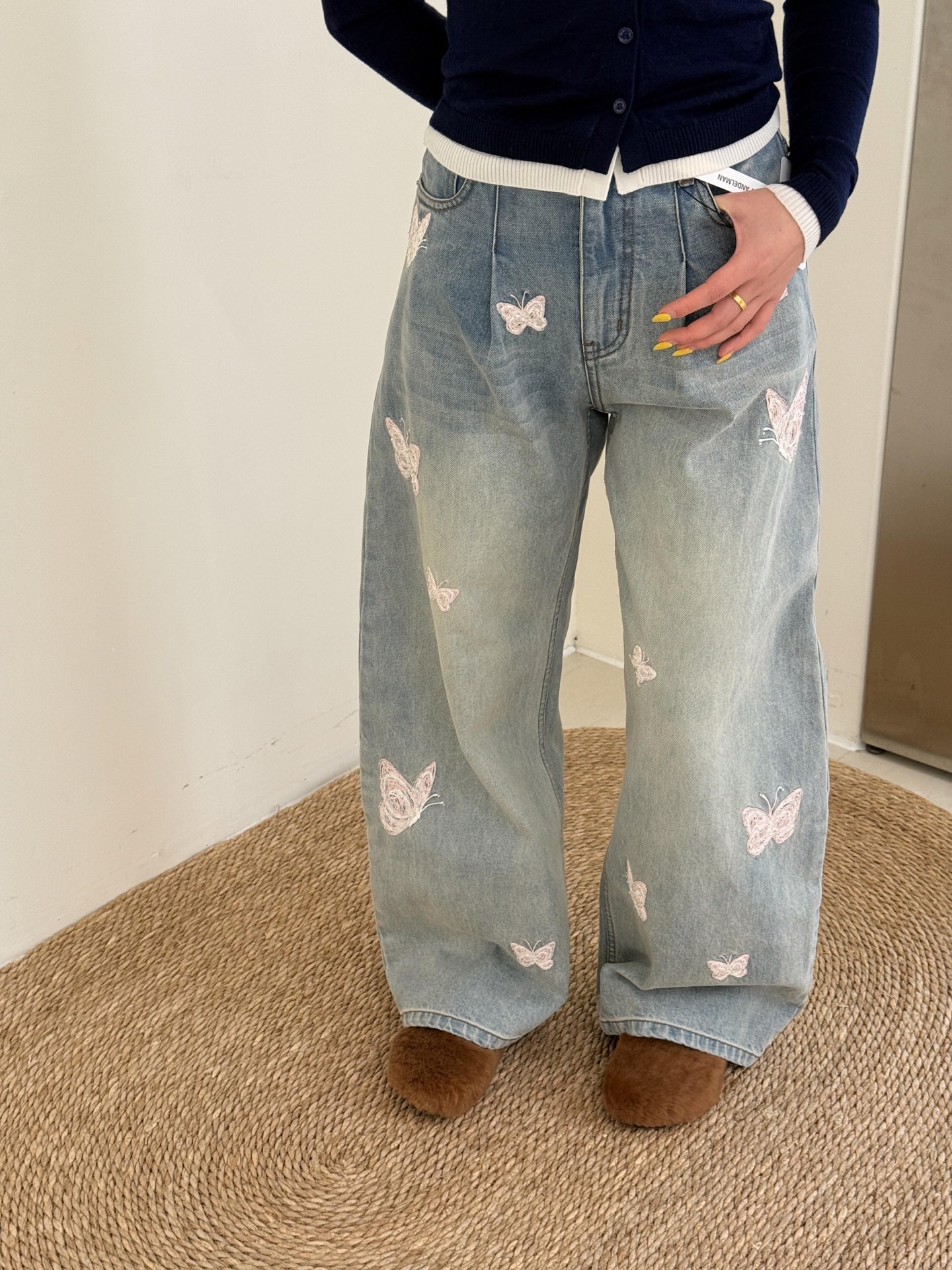 NO:665961,ANN ANDELMAN 25Fw new autumn and winter embroidered butterfly scimitar jeans丨exclusively developed by yb!  Top quality production!  Lightly washed denim outlines a loose scimitar trousers shape, and pink butterfly embroidery is scattered on the trousers. The sweet and cool collision breaks up the dullness of autumn and winter. Casually paired with a knitted cardigan or short sweatshirt, it is an eye-catching street atmosphere. Available in stock S/M/L, hoodie, sweatshirts, jeans,  19860909ANN ANDELMAN 25Fw秋冬新款 绣花蝴蝶弯刀牛仔裤丨独家yb开发！顶级高版出品！浅洗水牛仔布勾勒出松弛的弯刀裤型,粉调蝴蝶绣花散落裤身,甜酷碰撞间揉碎秋冬的沉闷,随性搭针织开衫或短款卫衣,都是一眼吸睛的街头氛围感.现货发售S/M/L,,hoodie,sweatshirts,jeans, ,Women's clothing