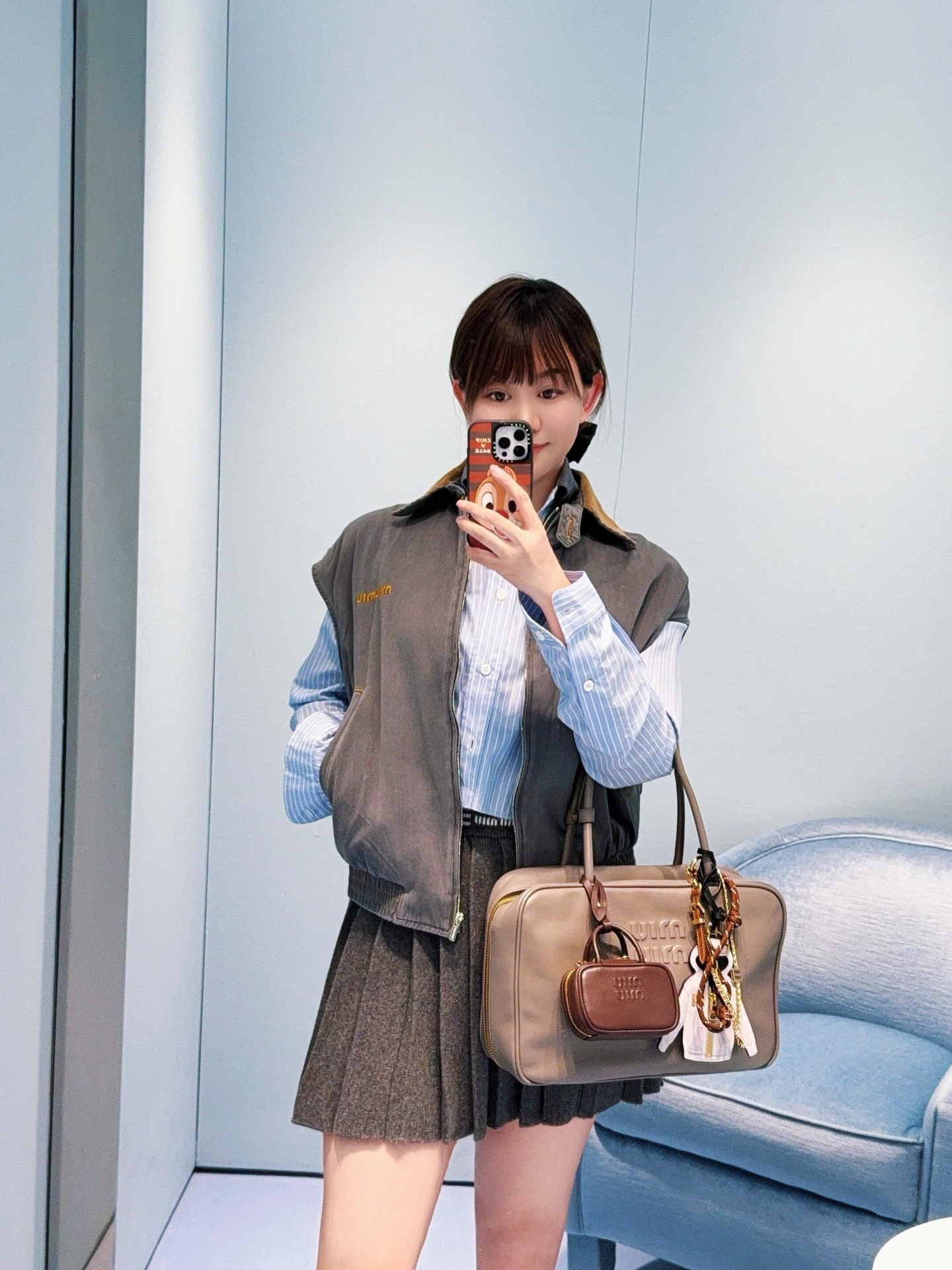 NO:665968,Miumi* 25Fw new autumn and winter micro-label jacquard cashmere knitted pleated skirt | Exclusively developed by yb!  Top quality production!  The soft waxy cashmere blend outlines the smart pleats, and the micro-marked jacquard at the waist hides the brand's ingenuity. The dark gray tone blends the sweet girl temperament with the retro college style. It can be worn with striped sweaters and knitted cardigans to unlock the sweet and cool miu style. Available in stock S/M/L,, miumiu, skirts,  19860909Miumi* 25Fw秋冬新款 微标提花羊绒针织百褶短裙丨独家yb开发！顶级高版出品！软糯羊绒混纺勾勒出灵动百褶,腰头微标提花暗藏品牌巧思,深灰调糅合甜妹气质与复古学院风,搭条纹衫、针织开衫都能解锁miu系甜酷穿搭.现货发售S/M/L,,miumiu,skirts, ,Women's clothing