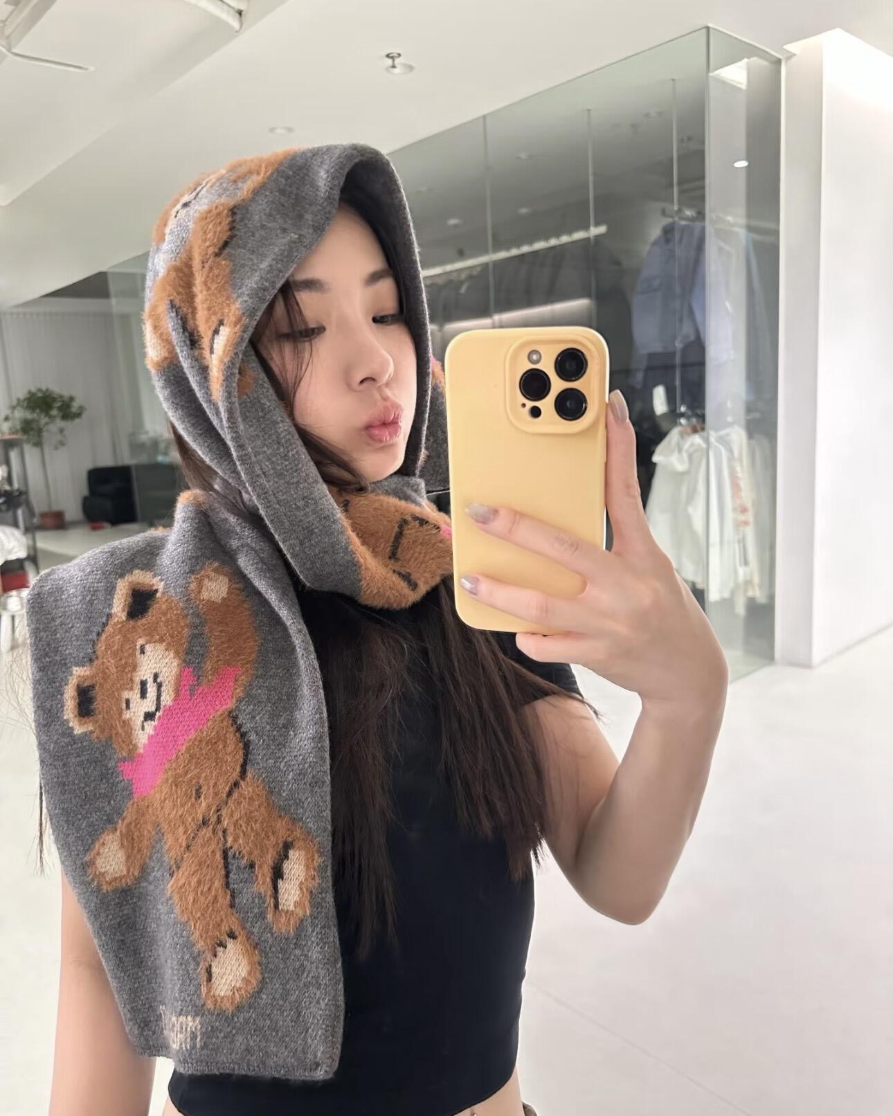 NO:666396,Maglia*o 25FW new autumn and winter bear scarf丨Exclusive high-end version!  It’s so touching to a girl’s heart!  The three-dimensional flocking bear pattern is super textured, the contrasting gray and brown colors are gentle and retro, and the navy blue, pink and white model has a sweet and cool atmosphere~ The soft and waxy knitted fabric is skin-friendly and warm. It is the perfect finishing touch whether worn with a coat, a sweater or a knitted cardigan. It is the ceiling accessory for autumn and winter atmosphere!  Available now, one size fits all (F),,hoodie,sweatshirts, 19860909Maglia*o 25FW秋冬新款 小熊围巾丨独家高版出品！太戳少女心！立体植绒小熊图案超有质感,灰棕撞色温柔又复古,藏蓝粉白款则自带甜酷氛围～软糯针织面料亲肤又保暖,不管搭大衣、卫衣还是针织开衫都超点睛,秋冬氛围感配饰天花板就是它！现货发售 均码(F),,hoodie,sweatshirts, ,Women's clothing