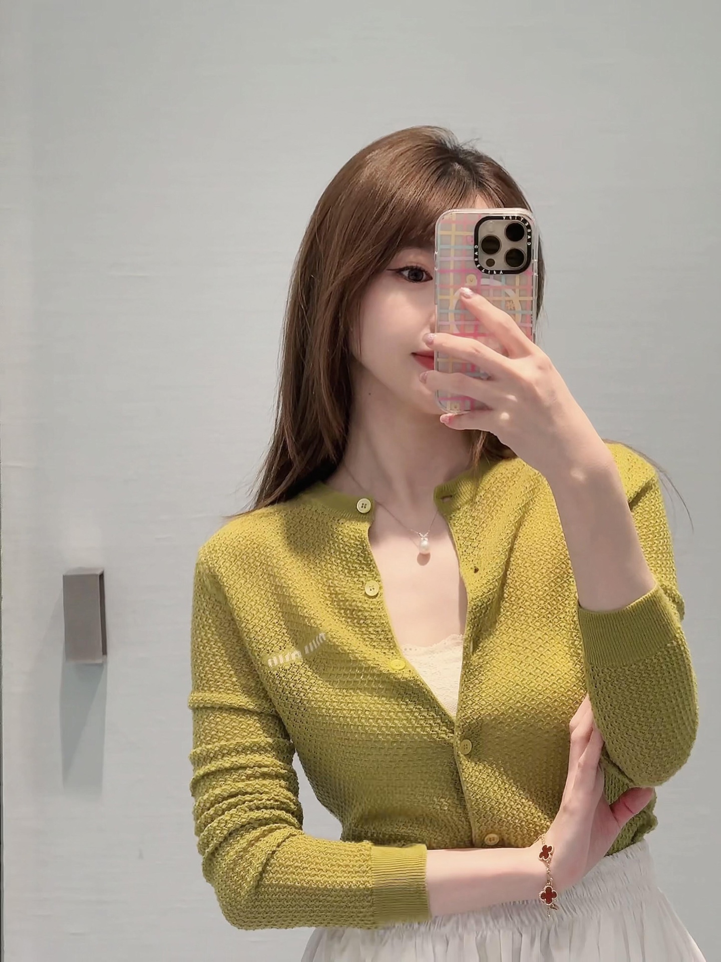 NO:666368,Miu Mi* 26SS early spring new style avocado green diamond hollow cashmere knitted cardigan丨Exclusively developed by yb!  Top quality production!  Selected fine cashmere fabric, soft and light to the touch. The diamond hollow texture creates a hazy perspective, the avocado green color is fresh and eye-catching, the mini logo embroidery on the chest is embellished, and the slim tailoring fits the body shape. It is the core item for creating a sweet outfit in early spring ~ Available now S/M/L,, miumiu,  19860909Miu Mi* 26SS早春新款 牛油果绿菱格镂空羊绒针织开衫丨独家yb开发！顶级高版出品！甄选细腻羊绒面料,触感软糯又轻盈.菱格镂空纹理打造朦胧透视感,牛油果绿配色清新吸睛,胸口迷你logo刺绣点缀,修身剪裁贴合身形,是早春打造甜系穿搭的核心单品～现货发售S/M/L,,miumiu, ,Women's clothing