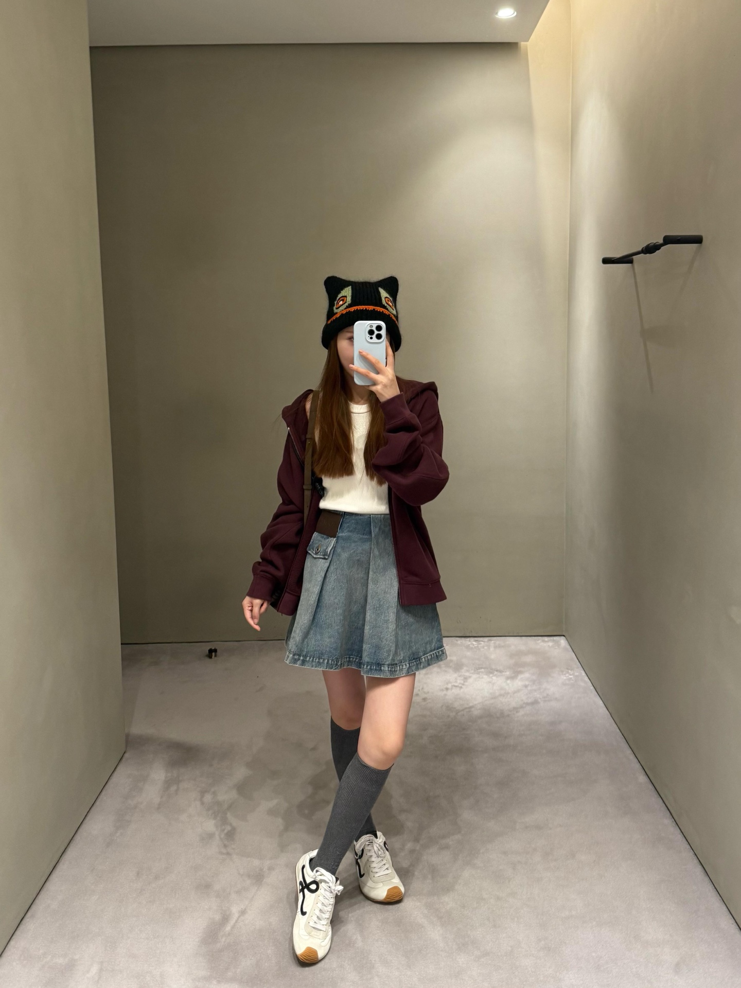 NO:666392,Loew* 26Ss early spring new classic denim pleated skirt | Exclusively developed by yb!  Top quality production!  Selected washed denim fabric, with a retro and distressed texture, iconic three-dimensional pleated tailoring, outlines a smart A-line skirt, easily modifies the crotch line, and shows a girlish sense of playfulness when walking; the leather logo on the side is matched with metal buttons, and the details highlight the brand style, retro and modern collide to create a unique charm. Ready for sale S/M/L,, loewe, skirts,  19860909Loew* 26Ss早春新款 经典丹宁牛仔百褶短裙丨独家yb开发！顶级高版出品！甄选水洗牛仔面料,自带复古做旧质感,标志性立体百褶剪裁,勾勒出灵动A字裙摆,轻松修饰胯部线条,行走间尽显少女俏皮感；侧边皮质标章搭配金属纽扣,细节处彰显品牌格调,复古与摩登碰撞出独特魅力.现货发售S/M/L,,loewe,skirts, ,Women's clothing