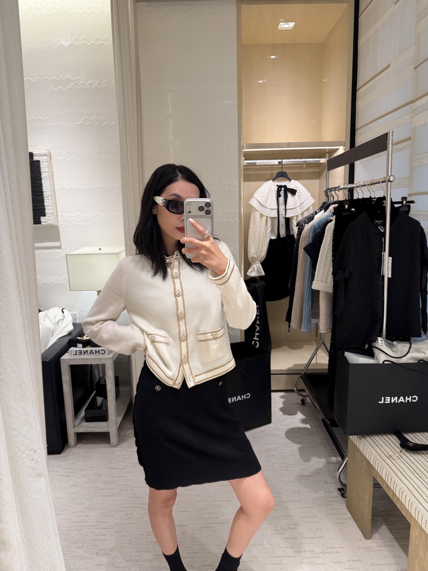 NO:666384,Chanel 26C Advanced Handmade Workshop Series Gold Thread Pocket Short Round Neck Knitted Cardigan丨Exclusively developed by yb!  Top quality production!  The fine cashmere blended fabric is selected, soft and crisp to the touch. The iconic gold thread trim is handmade, and the combination of pockets and metal buttons echoes the brand's classic elements. The short round neck silhouette modifies the shoulder and neck lines. It is a collection-level item in the haute couture series that is both elegant and practical ~ Available now S/M/L,,chanel, 19860909Chanel 26C高级手工坊系列 金线口袋短款圆领针织开衫丨独家yb开发！顶级高版出品！甄选细腻羊绒混纺面料,触感软糯又挺括.标志性金线镶边由手工打造,口袋与金属纽扣的搭配呼应品牌经典元素,短款圆领廓形修饰肩颈线条,是高定系列中兼具优雅与实穿性的典藏级单品～现货发售S/M/L,,chanel, ,Women's clothing