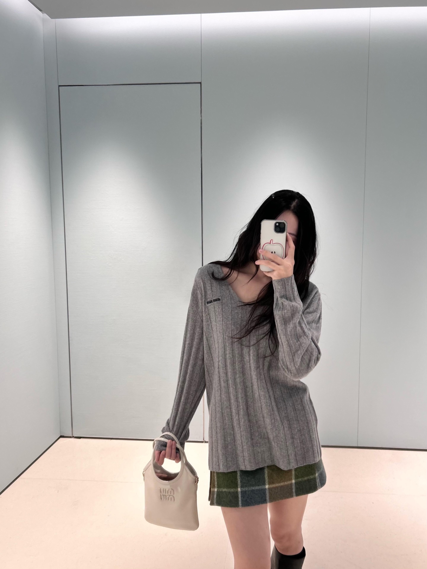 NO:666355,MiuMi* 25FW new autumn and winter wool and cashmere blended V-neck sweater丨Exclusively developed by yb!  Top quality production!  The right balance of gentleness and sweetness. The delicate pitted knitted texture is paired with wool and cashmere blended fabrics, which are soft, skin-friendly and textured; the large V-neck design slightly exposes the collarbone, and the loose fit hides the flesh casually. It can be worn with skirts and jeans to give the lazy and delicate feeling of a miu girl. Available in stock S/M/L,, miumiu, skirts, jeans, sweaters,  19860909MiuMi* 25FW秋冬新款 羊毛羊绒混纺V领毛衣丨独家yb开发！顶级高版出品！把温柔与甜酷平衡得恰到好处.细腻的坑条针织肌理搭配羊毛羊绒混纺面料,软糯亲肤又有质感；大V领设计微露锁骨,宽松的版型藏肉随性,搭半裙、牛仔裤都能穿出miu系少女的慵懒精致感.现货发售S/M/L,,miumiu,skirts,jeans,sweaters, ,Women's clothing