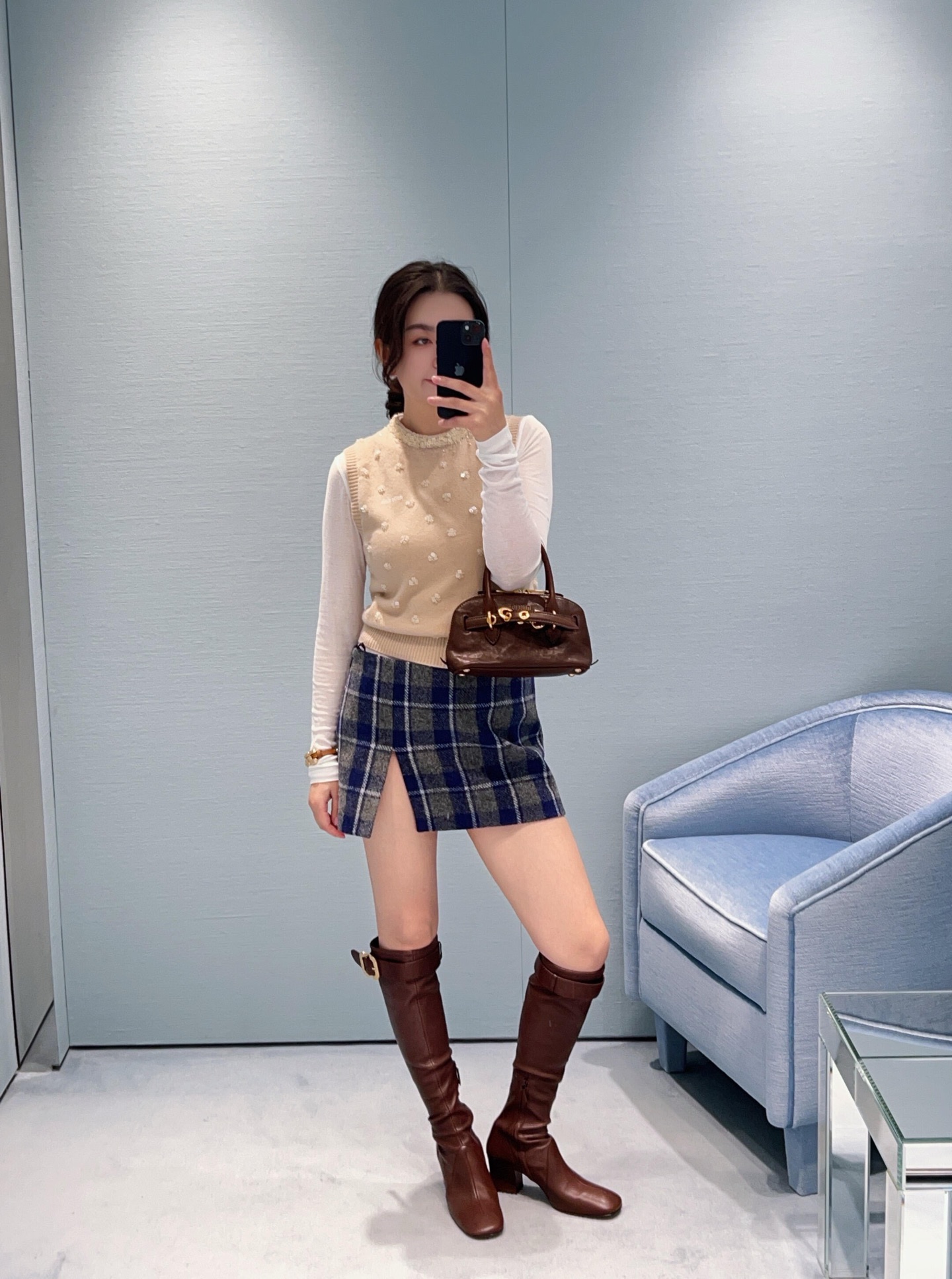 NO:666350,MiuMi* 26SS early spring contrasting logo wool mini skirt丨Exclusively developed by yb!  Top quality production!  It is a spring atmosphere weapon for miu girls. The contrasting blue and gray plaid colors are classic and retro, the wool fabric is crisp and textured, the side slit design quietly outlines the leg lines, and the low-key metal logo hides luxury brand details. It can be worn with sweaters and short tops to create a sweet and cool early spring tone. Available in stock S/M/L,, miumiu, skirts,  19860909MiuMi* 26SS早春撞色徽标羊毛迷你半裙丨独家yb开发！顶级高版出品！是miu系少女的春日氛围感利器.蓝灰格纹撞色经典又复古,羊毛面料挺括有质感,侧边开叉设计悄悄勾勒腿部线条,低调的金属徽标暗藏奢牌细节,搭针织衫、短上衣都能穿出甜酷兼备的早春腔调.现货发售S/M/L,,miumiu,skirts, ,Women's clothing