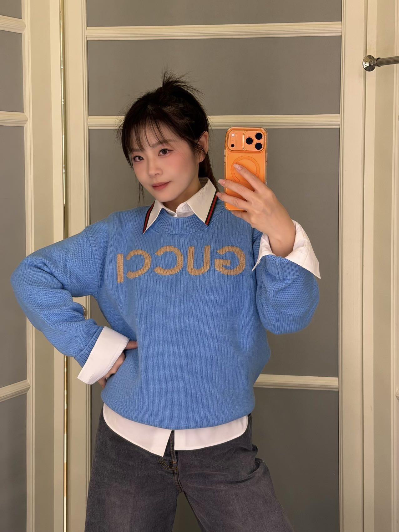 NO:666831,Guc*i 26SS early spring new style short wool sweater with letter embroidery | Exclusive high-end version!  It is the vitality of spring wear. The fresh sky blue tone has a bright atmosphere, the wool fabric is soft and skin-friendly, and the reverse letter embroidery is eye-catching without losing the luxury brand style; the short silhouette has a high waistline, and the loose tailoring hides the flesh casually. It can be worn with jeans or skirts to bring out the sweet and cool early spring vitality. Available in stock S/M/L,, gucci, skirts, jeans, sweaters,  19860909Guc*i 26SS早春新款 字母刺绣短款羊毛毛衣丨独家高版出品！是春日穿搭的元气担当.清新的天蓝色调自带明媚氛围感,羊毛面料软糯亲肤,反色字母刺绣醒目又不失奢牌格调；短款廓形拉高腰线,宽松的剪裁藏肉随性,搭牛仔裤、半裙都能穿出甜酷的早春活力.现货发售S/M/L,,gucci,skirts,jeans,sweaters, ,Women's clothing