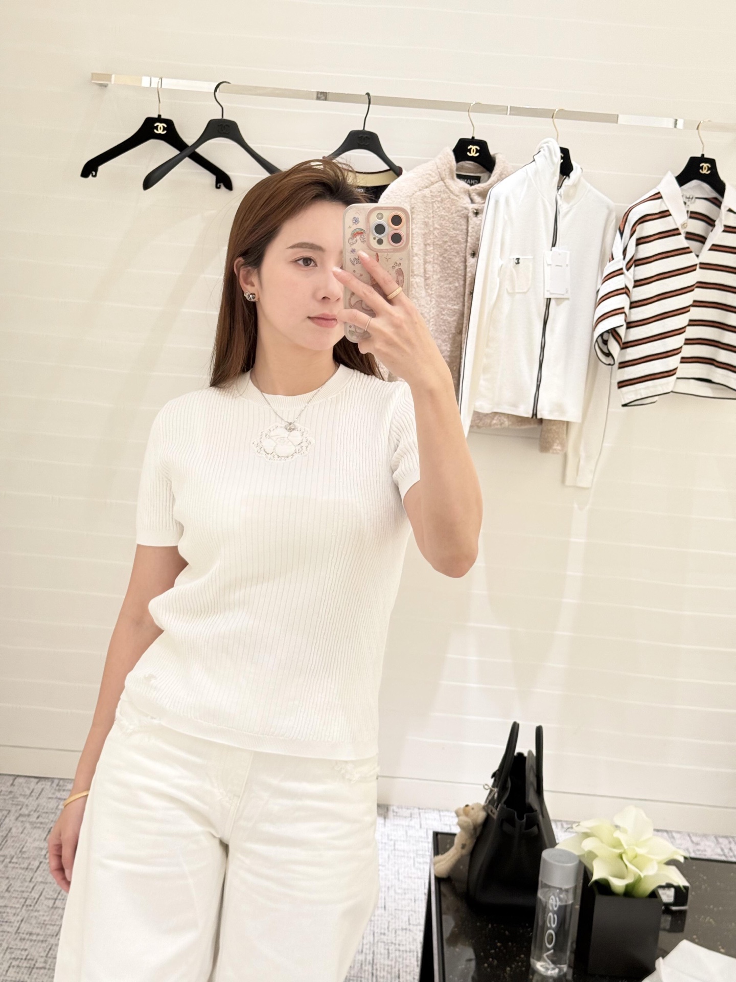 NO:666855,Chan*l 26C Advanced Handicraft Workshop Series Jacquard Slim Fit Short Sleeve Sweater丨Exclusively developed by yb!  Top quality production!  It is a perfect fusion of high-end aesthetics and daily wear. The classic black and white two-color suit different styles, the delicate vertical pit knitting outlines the graceful figure, the camellia jacquard hides the iconic romance, the slim tailoring fits the body shape but is not tight, and can be worn alone to show the French exquisite style. Available in stock S/M/L,, chanel, T-shirt,  19860909Chan*l 26C高级手工坊系列 提花修身短袖针织衫丨独家yb开发！顶级高版出品！是高定美学与日常穿搭的完美融合.经典黑白双色适配不同风格,细腻的竖坑条针织勾勒曼妙身形,山茶花提花暗藏标志性浪漫,修身剪裁贴合身形却不紧绷,单穿内搭都能彰显法式精致格调.现货发售S/M/L,,chanel,T-shirt, ,Women's clothing