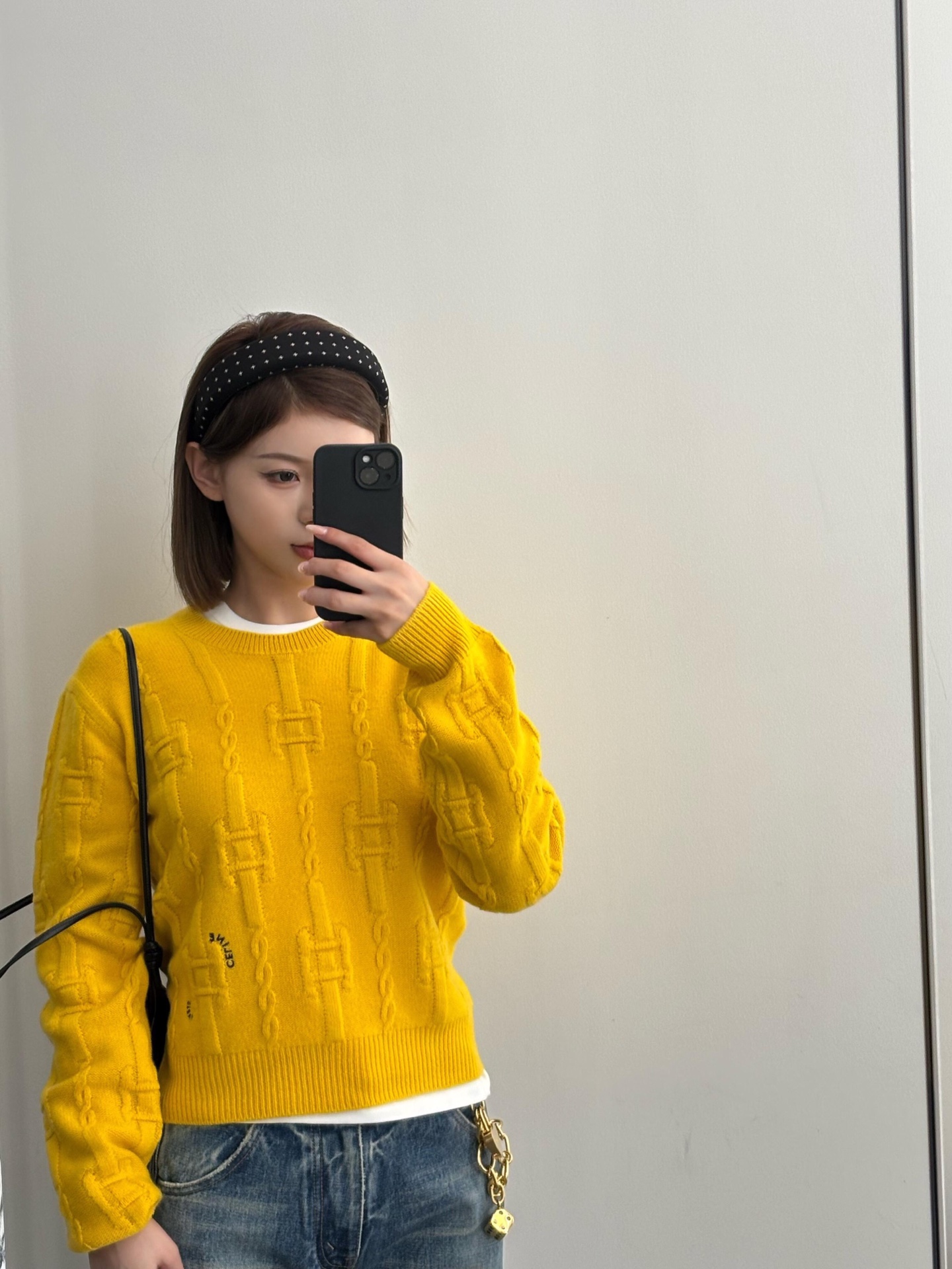 NO:666810,Celin*26Ss early spring new three-color chain cashmere knitted sweater丨exclusively developed by yb!  Top quality production!  Iconic chain cable knitting technology, classic hardware elements are woven into cashmere, and the three colors of turmeric, camel, and navy have their own charms - turmeric is bright and eye-catching, camel is gentle and noble, and navy is low-key and high-end. The soft and waxy cashmere material is skin-friendly and warm, and the short cut can also raise the waistline. Pair it with jeans for an effortless French laziness~ Ready for sale S/M/L,,celine,jeans,sweaters, 19860909Celin*26Ss早春新款 三色锁链羊绒针织毛衣丨独家yb开发！顶级高版出品！标志性锁链绞花针织工艺,把经典五金元素织进羊绒里,姜黄、驼色、藏青三色各有韵味——姜黄明媚吸睛,驼色温柔显贵,藏青低调高级.软糯羊绒材质亲肤又保暖,短款剪裁还能拉高腰线,搭牛仔裤就是毫不费力的法式慵懒感～现货发售S/M/L,,celine,jeans,sweaters, ,Women's clothing