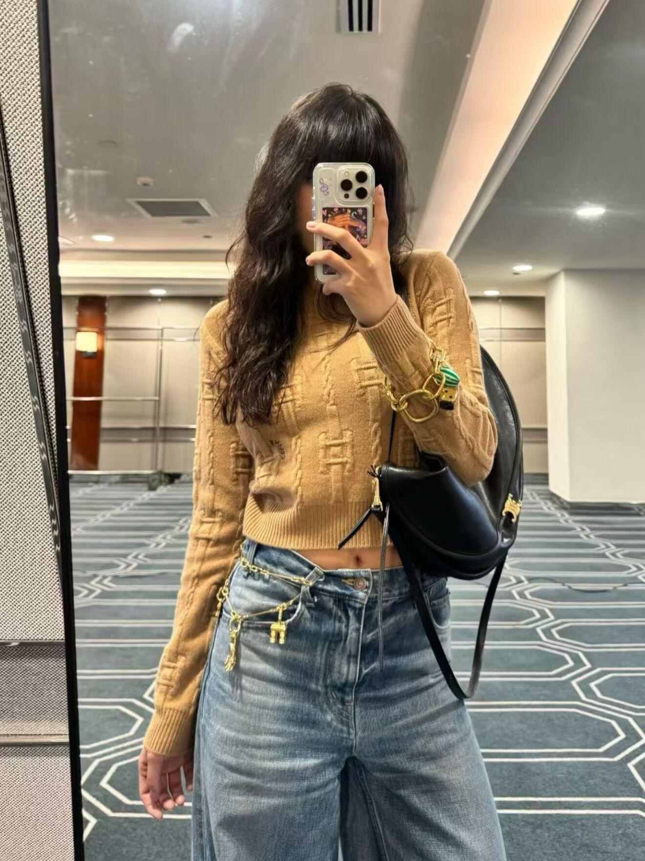 NO:666820,Celin*26Ss early spring new three-color chain cashmere knitted sweater丨exclusively developed by yb!  Top quality production!  Iconic chain cable knitting technology, classic hardware elements are woven into cashmere, and the three colors of turmeric, camel, and navy have their own charms - turmeric is bright and eye-catching, camel is gentle and noble, and navy is low-key and high-end. The soft and waxy cashmere material is skin-friendly and warm, and the short cut can also raise the waistline. Pair it with jeans for an effortless French laziness~ Ready for sale S/M/L,,celine,jeans,sweaters, 19860909Celin*26Ss早春新款 三色锁链羊绒针织毛衣丨独家yb开发！顶级高版出品！标志性锁链绞花针织工艺,把经典五金元素织进羊绒里,姜黄、驼色、藏青三色各有韵味——姜黄明媚吸睛,驼色温柔显贵,藏青低调高级.软糯羊绒材质亲肤又保暖,短款剪裁还能拉高腰线,搭牛仔裤就是毫不费力的法式慵懒感～现货发售S/M/L,,celine,jeans,sweaters, ,Women's clothing