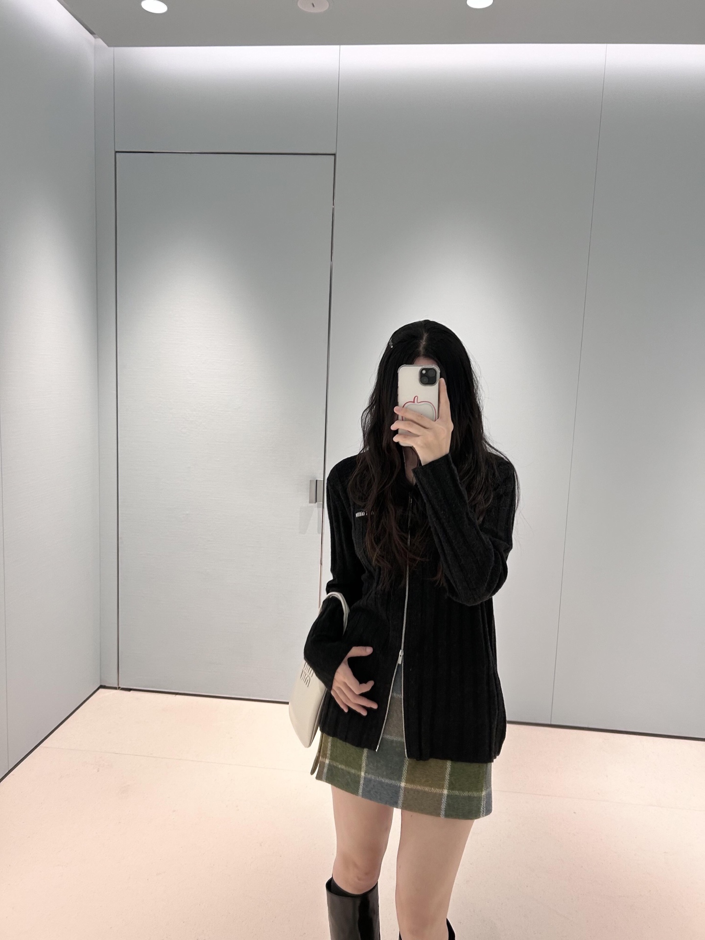 NO:666806,MiuMi* 25Fw new autumn and winter double zipper black vertical striped cashmere cardigan丨exclusively developed by yb!  Top quality production!  I have the temperament of a sweet girl and a drag sister on my body!  The vertical striped cashmere texture is soft and slimming. The double zipper design can be opened or closed. When pulled to the top, it is a lazy high collar. When pulled open, the skin can be exposed and sexy. The black color has a cool feeling. Pair it with a skirt and you will look sweet and cool. Pair it with trousers and you will become a casual hot girl. It is very stylish when layered and worn alone in autumn and winter ~ Ready for sale S/M/L,, miumiu, skirts,  19860909MiuMi* 25Fw秋冬新款 双拉链黑色竖条纹羊绒开衫丨独家yb开发！顶级高版出品！把甜妹和拽姐的气质焊在身上了！竖条纹羊绒肌理软糯又显瘦,双拉链设计可开可合,拉到顶是慵懒高领,拉开点又能露肤玩性感.黑色调自带冷艳感,搭半裙是甜酷大小姐,配长裤又成了随性辣妹,秋冬叠穿单穿都超有范儿～现货发售S/M/L,,miumiu,skirts, ,Women's clothing