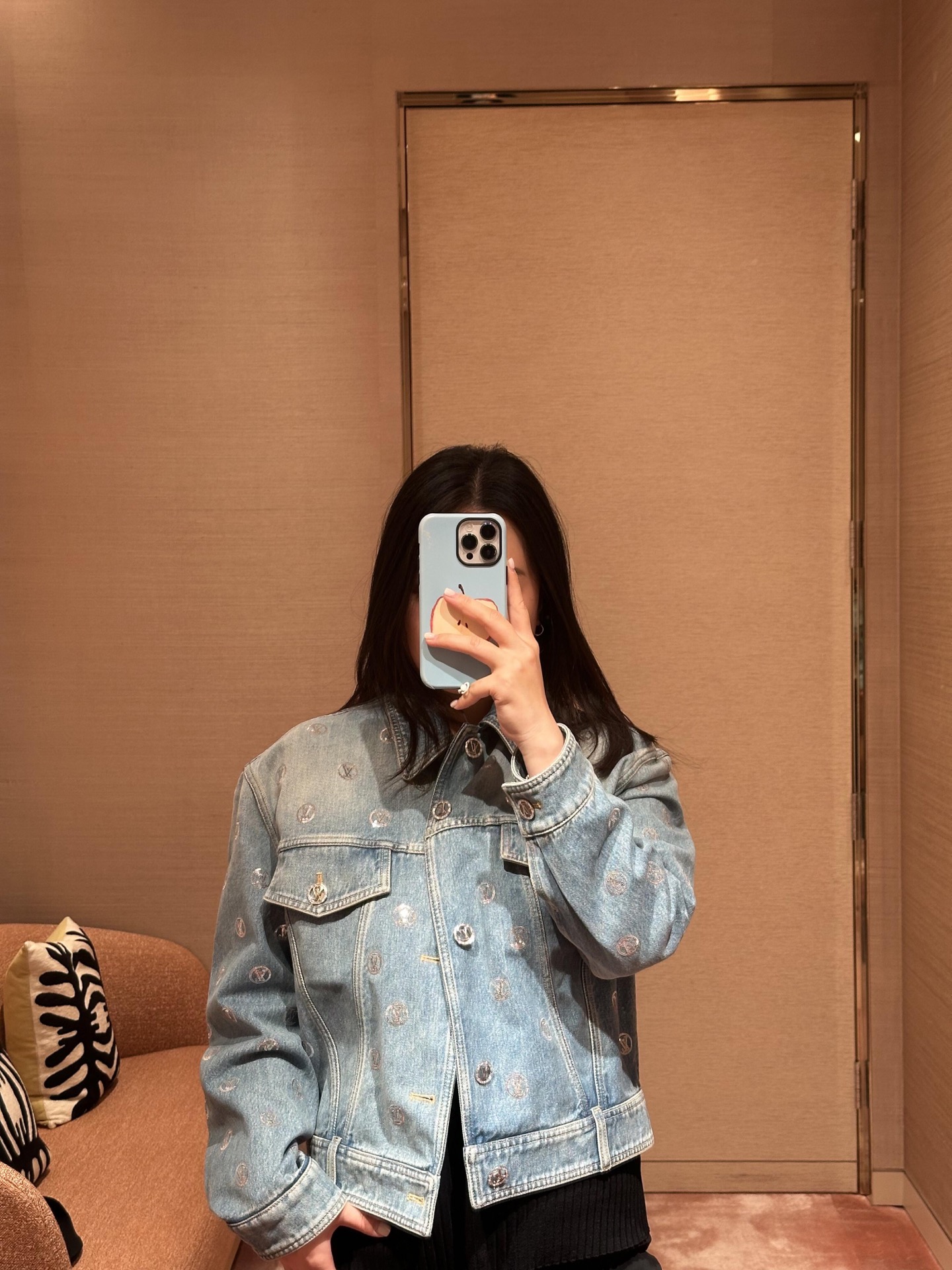 NO:667696,Louis Vuitton 26SS early spring heavy industry sequin embroidered denim jacket丨Exclusively developed by yb!  Top quality production!  It is based on classic denim and incorporates LV's signature presbyopia sequin embroidery technology. Every embroidery reflects a delicate luster and is full of heavy-duty texture. The retro washed denim fabric is soft and crisp, and the loose tailoring adapts to various body shapes. It perfectly blends French elegance and street denim style, making it the finishing touch for early spring looks. Available now in S/M/L, Louis Vuitton, Louis Vuitton, jackets & coats, Alexander Wang19860909Louis Vuitton 26SS早春重工亮片绣花牛仔夹克丨独家yb开发！顶级高版出品！以经典丹宁为基底,融入LV标志性老花亮片绣花工艺,每一处刺绣都折射出细腻光泽,重工质感拉满.复古水洗牛仔面料柔软且挺括,宽松剪裁适配各种身形,将法式奢雅与街头丹宁风完美融合,是早春造型的点睛之选.现货发售S/M/L,,louis vuitton,louis vuitton,jackets & coats,alexander wang,Women's clothing