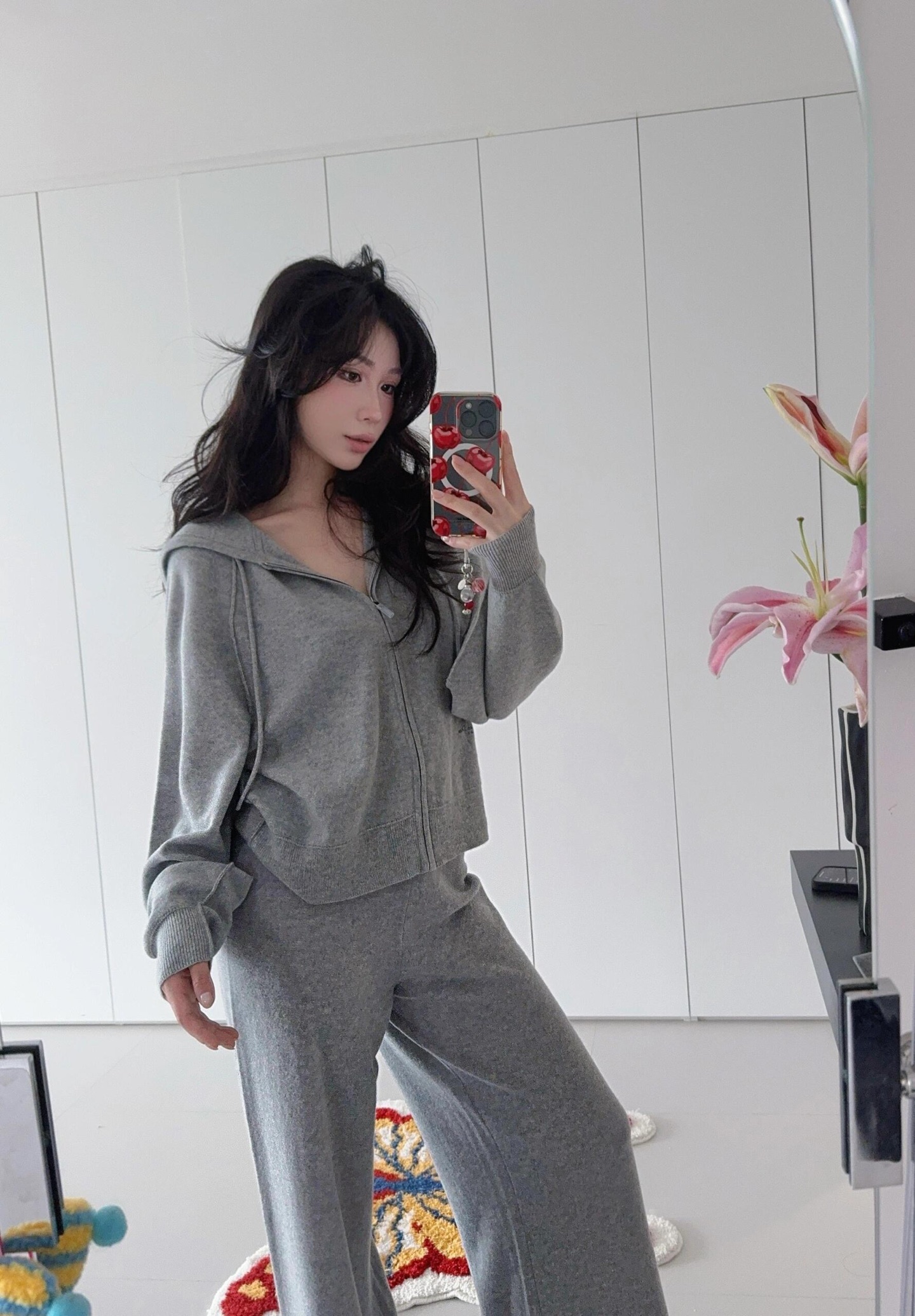 NO:667700,Dio* 26SS early spring new gray cashmere knitted hooded cardigan丨Exclusively developed by yb!  Top quality production!  Selected fine cashmere fabric, soft and skin-friendly, light and warm. The embroidery of flower and butterfly symbols on the back hides ingenuity and outlines French romance in a low-key manner; the loose hooded tailoring is lazy and casual, and paired with wide-leg pants of the same series to create an all-in-one relaxed look, it is the best choice for luxury comfort and style in early spring. Ready for sale S/M/L,, dior, hats, alexander wang19860909Dio* 26SS早春新款 灰色山羊绒针织连帽开衫丨独家yb开发！顶级高版出品！甄选细腻山羊绒面料,触感软糯亲肤,轻盈又保暖.后背花卉蝴蝶符号刺绣暗藏巧思,低调勾勒法式浪漫；宽松连帽剪裁慵懒随性,搭配同系列阔腿裤打造一体式松弛感造型,是早春奢享舒适与格调的不二之选.现货发售S/M/L,,dior,hats,alexander wang,Women's clothing