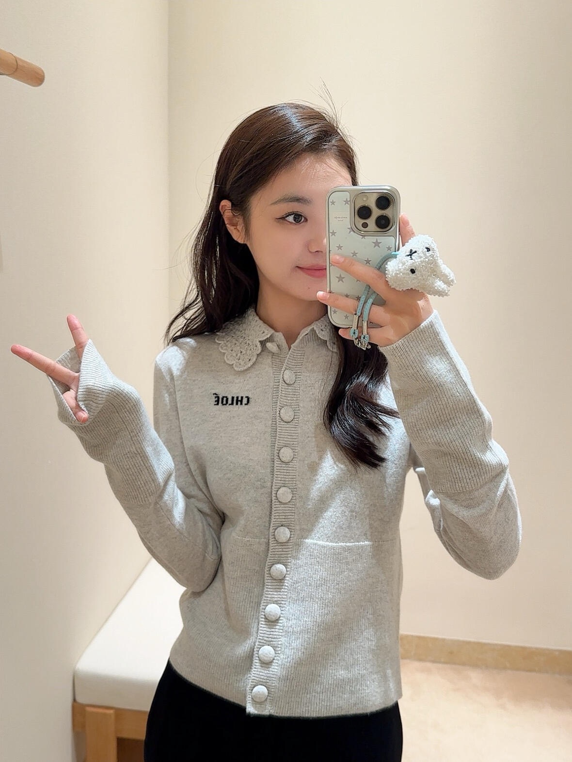 NO:667707,Chl*e 26SS early spring new style lace lapel knitted cardigan丨exclusively developed by yb!  Top quality production!  Unlock the French style with a romantic crochet collar. The delicate knitted texture envelops the tenderness of early spring, and the light base color makes the skin more translucent. The pearl buttons echo the brand logo in a low-key manner, and the slim tailoring outlines graceful lines. It can be worn with a shirt or alone to interpret the elegant posture. It is an indispensable temperament item in the wardrobe. Available now S/M/L,, shirts, alexander wang19860909Chl*e 26SS早春新款 花边翻领针织开衫丨独家yb开发！顶级高版出品！以浪漫钩花领解锁法式格调.细腻针织肌理裹挟着早春的温柔,浅调底色衬得肤色愈发透亮.珍珠纽扣与品牌标识低调呼应,修身剪裁勾勒曼妙线条,内搭衬衫或单穿皆能诠释优雅姿态,是衣橱里不可或缺的气质单品.现货发售S/M/L,,shirts,alexander wang,Women's clothing