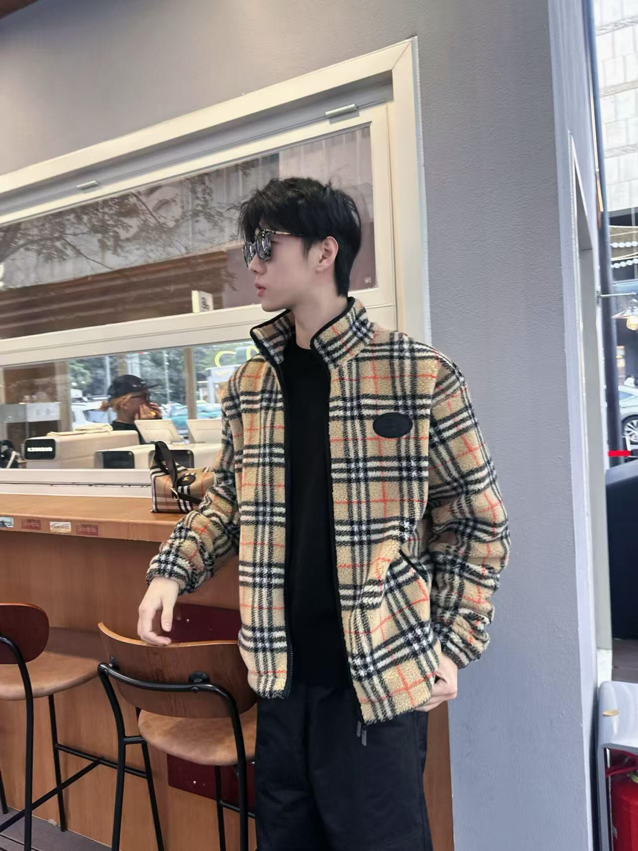 NO:684561,Burbe*ry 26Ss early spring new logo plaid polar fleece stand collar jacket | Exclusively developed by yb!  Top quality production!  Selected soft and waxy polar fleece fabric, which feels fluffy and skin-friendly, and has both warmth retention and breathability in the cool weather of early spring. The stand-up collar design neatly modifies the neck line, and the black zipper and body plaid form a contrasting color. The embossed logo leather patch on the left low-key highlights the brand identity, and the details are full of luxury craftsmanship. The loose version can be worn by both men and women, making it the finishing touch of early spring wardrobes. Available now in S/M/L,, burberry, jackets &  coats,jackets & coats,19860909Burbe*ry 26Ss早春新款徽标格纹摇粒绒立领夹克外套丨独家yb开发！顶级高版出品！甄选软糯摇粒绒面料,触感蓬松亲肤,早春微凉天气里兼具保暖性与透气性.立领设计利落修饰颈部线条,黑色拉链与衣身格纹形成撞色对比,左侧的浮雕徽标皮牌低调彰显品牌身份,细节处尽显奢品工艺.宽松的版型男女皆可驾驭,成为早春衣橱的点睛之选.现货发售S/M/L,,burberry,jackets & coats,jackets & coats,,Women's clothing