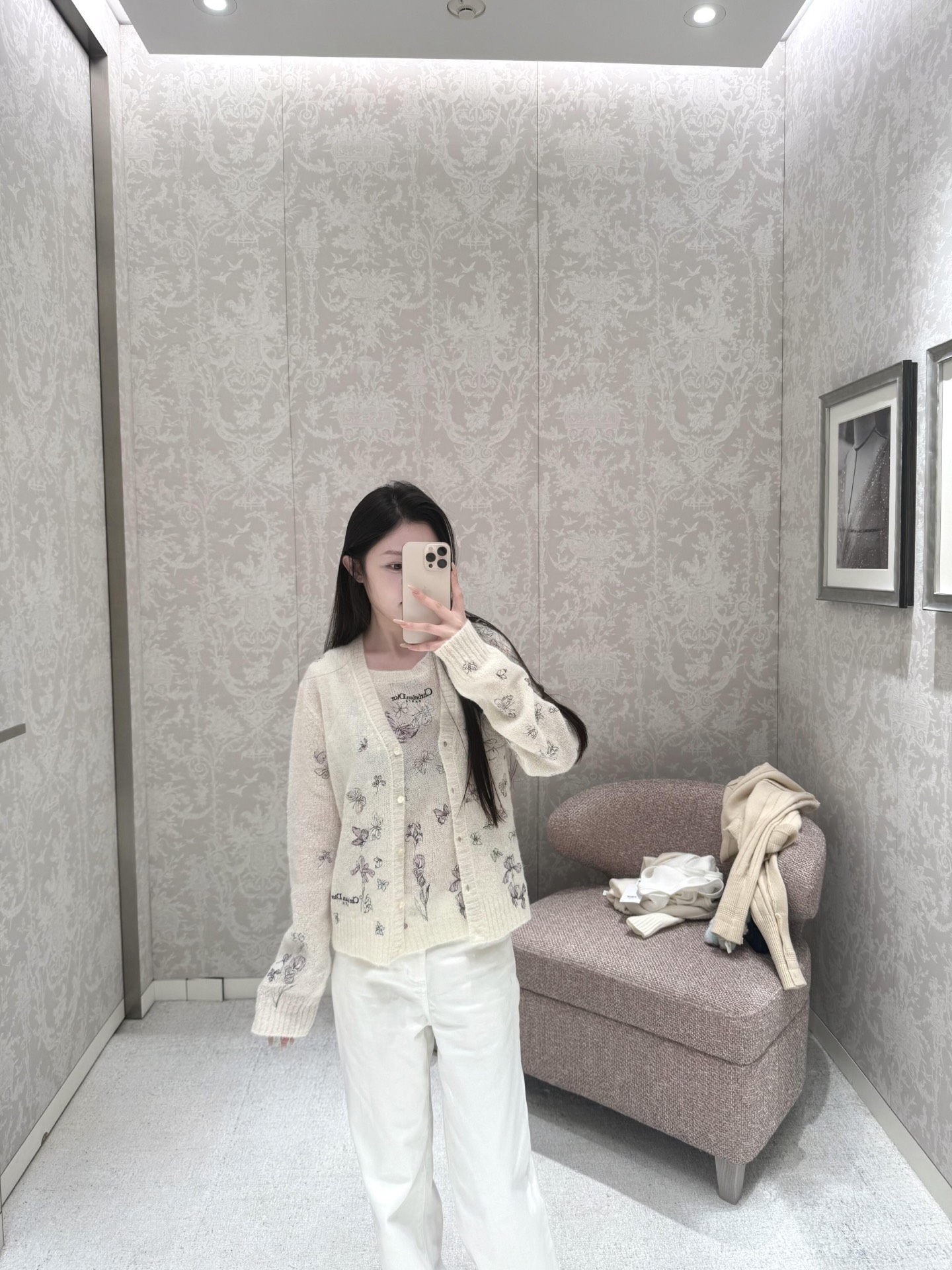 NO:684549,Di*r 25FW new autumn and winter butterfly embroidered alpaca knitted cardigan丨Exclusively developed by yb!  Top quality production!  The soft and waxy alpaca wool is used as a warm base, and the smart butterfly embroidery is fluttering on the off-white body, outlining the delicate details of French romance. The V-neck placket design is suitable for a variety of inner wear, and the loose tailoring is both comfortable and lazy. Whether worn alone or layered, it can easily capture the elegant atmosphere of autumn and winter. It is a light and luxurious item that cannot be missed in the wardrobe. Ready for sale S/M/L,,19860909Di*r 25FW秋冬新款 蝴蝶刺绣羊驼毛针织开衫丨独家yb开发！顶级高版出品！以柔糯羊驼毛织就温暖基底,灵动蝴蝶刺绣翩跹于米白衣身,勾勒出法式浪漫的精致细节.V领开襟设计适配多种内搭,宽松剪裁兼顾舒适与慵懒,无论是单穿叠搭都能轻松拿捏秋冬的优雅氛围感,是衣橱里不可错过的轻奢质感单品.现货发售S/M/L,,,Women's clothing