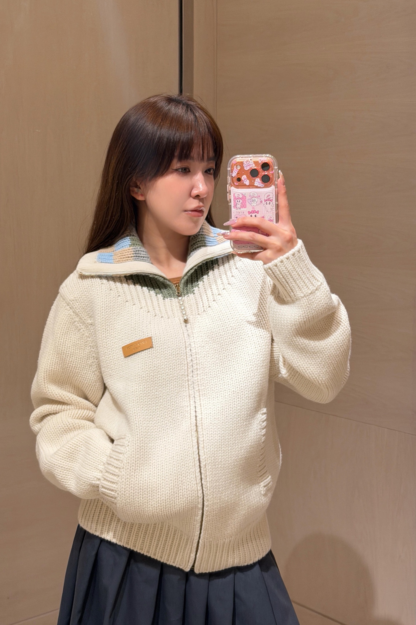 NO:684538,Louis Vuitt*n 26SS early spring new navy collar zipper knitted jacket丨Exclusively developed by yb!  Top quality production!  The coarse knitted fabric creates a lazy and casual tone, and the classic navy collar is stitched with contrasting jacquard design to instantly brighten the overall look; the leather brand logo hides the brand's ingenuity, and the full zipper closure is paired with a loose shoulder cut, which is suitable for various body shapes and dressing scenes. The off-white tone is soft and versatile, whether it is worn with a T-shirt or a shirt, it can easily unlock the high-end casual atmosphere of early spring. It is a single product with both design and practicality. Ready for sale in S/M/L, Louis  vuitton,jackets & coats,shirts,tees,t-shirt,19860909Louis Vuitt*n 26SS早春新款海军领拉链针织外套丨独家yb开发！顶级高版出品！以粗织针织面料打造慵懒随性的基调,经典海军领拼接撞色提花设计,瞬间点亮整体造型；皮牌标识暗藏品牌巧思,全拉链开合搭配宽松落肩剪裁,适配各种身形与穿搭场景.米白色调温柔百搭,无论是内搭T恤还是衬衫,都能轻松解锁早春的高级休闲氛围感,是兼具设计感与实穿性的奢品单品.现货发售S/M/L,,louis vuitton,jackets & coats,shirts,tees，t-shirt,,Women's clothing