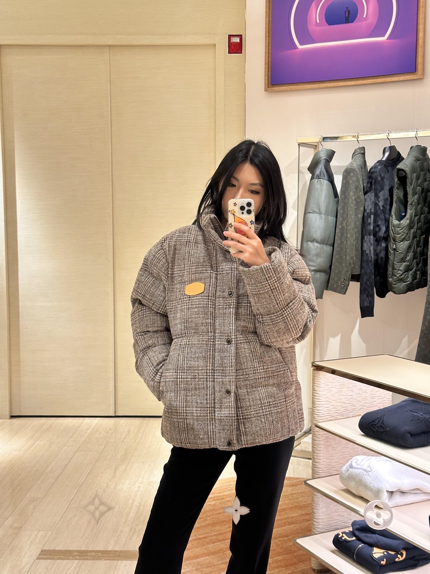 NO:685437,Louis Vuitton 25FW new autumn and winter stand collar tweed cotton jacket丨Exclusive high-end version!  It perfectly combines the retro elegance of tweed with the fluffy warmth of cotton. The three-dimensional plaid texture has a high-end texture, the neat stand-up collar modifies the neck line, the metal nameplate hides brand recognition, and the double opening and closing of snap buttons and zippers take into account both practicality and style. The loose silhouette is not flattering on the body shape, and there is no pressure when layered in winter. It is a hard-core luxury choice for autumn and winter that combines elegant style with the need to keep out the cold. Ready for sale S/M/L, Louis  vuitton,jackets & coats,19860909Louis Vuitton 25FW秋冬新款立领粗花呢棉服外套丨独家高版出品！将粗花呢的复古奢雅与棉服的蓬松保暖完美糅合.立体格纹肌理自带高级质感,利落立领修饰颈部线条,金属铭牌暗藏品牌辨识度,按扣与拉链双重开合兼顾实用性与造型感.宽松廓形不挑身形,冬日叠穿无压力,是兼顾优雅格调与御寒需求的秋冬奢品硬核之选.现货发售S/M/L,,louis vuitton,jackets & coats,,Women's clothing