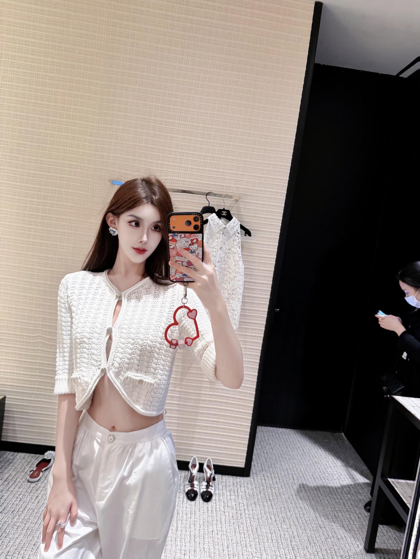 NO:685469,Chane* 26C Advanced Handicraft Workshop Series New Resort Style Hollow Twist Knitted Button Short Cardigan丨Exclusively developed by yb! Top quality production! The laziness of vacation in South France is blended into the woven texture. The short cut neatly outlines the waistline, the hollow twist weave reveals a sense of breathing, and the metal buttons embellish the signature delicacy of Chanel. Wearing alone and layering can unlock a relaxed and noble vacation tone. Ready for sale S/M/L,, chanel, chanel,19860909Chane* 26C高級手工坊系列新款 度假风镂空麻花针织纽扣短款开衫丨独家yb开发！顶级高版出品！把南法度假的慵懒揉进编织纹理里.短款剪裁利落勾勒腰线,镂空麻花织法透着呼吸感,金属纽扣点缀出香家标志性的精致,单穿叠搭都能解锁松弛又贵气的度假腔调.现货发售S/M/L,,chanel,chanel,,Women's clothing