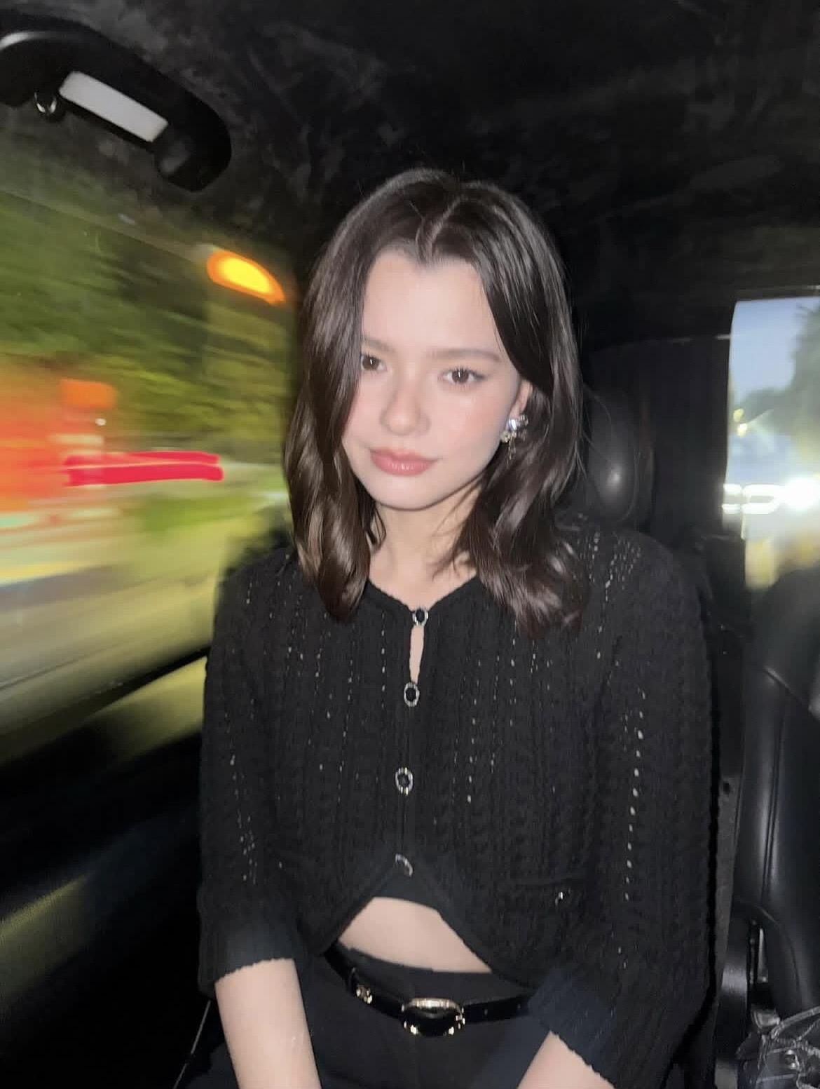 NO:685476,Chane* 26C高级手工坊系列新款 度假风镂空麻花针织纽扣短款开衫丨独家yb开发！ Top quality production! The laziness of vacation in South France is blended into the woven texture. The short cut neatly outlines the waistline, the hollow twist weave reveals a sense of breathing, and the metal buttons embellish the signature delicacy of Chanel. Wearing alone and layering can unlock a relaxed and noble vacation tone. Ready for sale S/M/L,, chanel, chanel,19860909Chane* 26C高級手工坊系列新款 度假风镂空麻花针织纽扣短款开衫丨独家yb开发！顶级高版出品！把南法度假的慵懒揉进编织纹理里.短款剪裁利落勾勒腰线,镂空麻花织法透着呼吸感,金属纽扣点缀出香家标志性的精致,单穿叠搭都能解锁松弛又贵气的度假腔调.现货发售S/M/L,,chanel,chanel,,Women's clothing