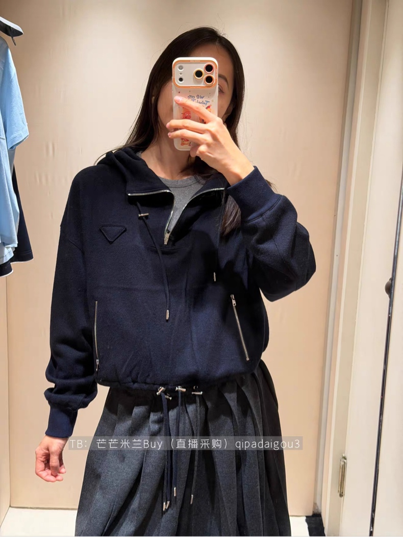 NO:685438,Pra*a 25FW new autumn and winter cashmere knitted hooded sweatshirt丨Exclusively developed by yb!  Top quality production!  The softness of cashmere is blended into the style of street sweaters. The navy blue background makes the skin moist, the half-open zipper + side metal zipper design outlines a minimalist cool feeling, the hooded drawstring and hem cinch details are iconic and exquisite, cashmere needle  The texture of the fabric gives the casual style a high-end feel. Wearing it alone or layering it is a great tool for autumn and winter atmosphere. Available now in S/M/L, prada, hoodie, sweatshirts, hats,19860909Pra*a 25FW秋冬新款羊绒针织连帽卫衣丨独家yb开发！顶级高版出品！把羊绒的柔糯揉进街头卫衣的版型里.藏青底色衬得肤色温润,半开拉链+侧边金属拉链设计勾勒出极简酷感,连帽抽绳与下摆收束细节拿捏标志性的精致,羊绒针织的肌理感让休闲风也透着高定质感,单穿叠搭都是秋冬氛围感利器.现货发售S/M/L,,prada,hoodie,sweatshirts,hats,,Women's clothing