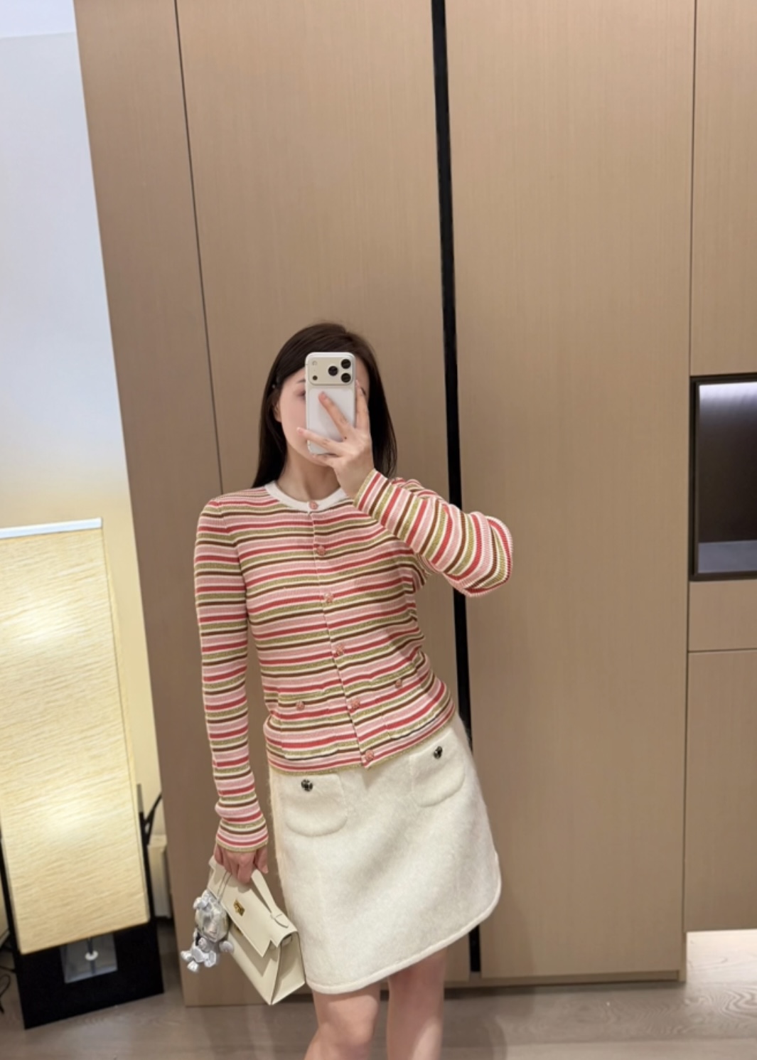 NO:685483,Cha*el 26C Advanced Handmade Workshop Series Striped Contrast Color Button Knitted Cardigan丨Exclusive high-end version!  The ingenuity of Paris haute couture is blended into the striped texture. The contrasting pink and gold stripes interweave the sweet and luxurious feeling of spring. The pitted knitted fabric fits the body shape and hides the flesh. The metal contrasting buttons are the signature delicate details of the fragrance house. The round neck slim fit with skirts and wide-leg pants can unlock the elegance and sweetness of early spring. Ready for sale S/M/L,, chanel, skirts,19860909Cha*el 26C高级手工坊系列 条纹撞色纽扣针织开衫丨独家高版出品！把巴黎高定的巧思揉进条纹肌理.粉金撞色条纹交织出春日甜奢感,坑条针织贴合身形又藏肉,金属撞色纽扣是香家标志性的精致细节,圆领修身版型搭半裙、阔腿裤都能解锁早春的优雅甜酷.现货发售S/M/L,,chanel,skirts,,Women's clothing