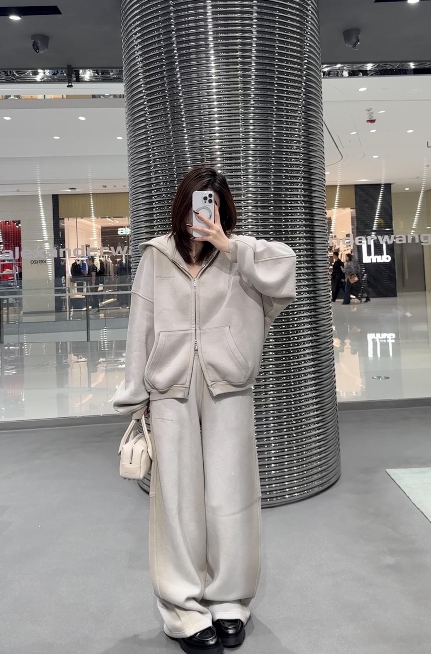 NO:685493,Pants sweatshirt Alexandr*r Wang 25FW new autumn and winter hot diamond zipper hooded sweatshirt set丨Exclusively developed by yb!  Top quality production!  The king's street coolness is blended into the texture of hot diamonds. The matte background is intertwined with fine sparkling diamonds, which is low-key and eye-catching in the light. The oversize hooded jacket is paired with wide-leg trousers, which adds a sense of relaxation; the velvet fabric is soft and super warm, and can be worn alone or layered to unlock the lazy style of the high street in autumn and winter. Available in stock S/M/L,,versace,alexander wang,hoodie,sweatshirts,jackets & coats,hats,19860909裤子 卫衣Alexand*r Wang 25FW秋冬新款烫钻拉链连帽卫衣套装丨独家yb开发！顶级高版出品！把大王的街头酷感揉进烫钻肌理.雾面底色交织细闪烫钻,光线下低调又吸睛,oversize连帽外套搭配阔腿长裤,松弛感拉满；加绒面料软乎乎超保暖,单穿叠搭都能解锁秋冬的高街慵懒范.现货发售S/M/L,,versace,alexander wang,hoodie,sweatshirts,jackets & coats,hats,,Women's clothing