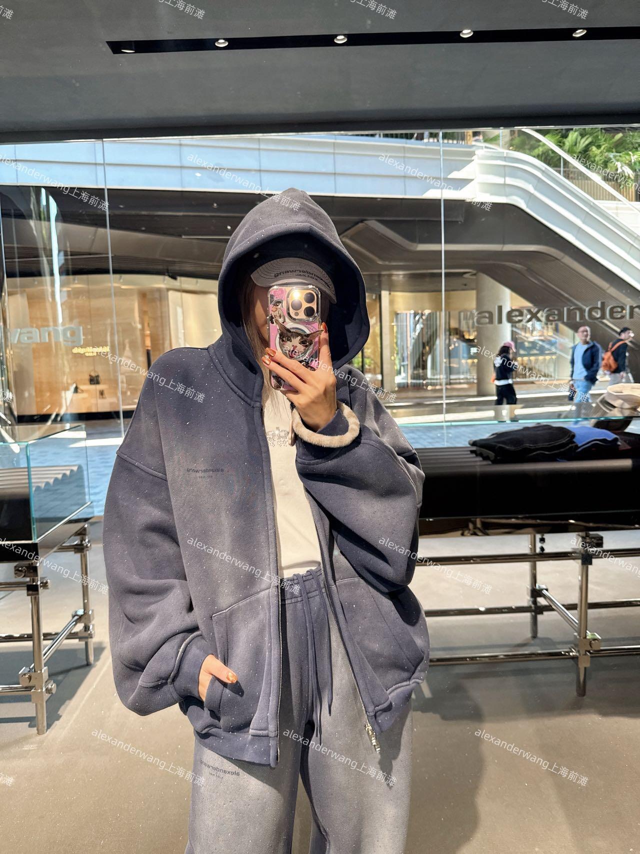 NO:685498,Pants sweatshirt Alexandr*r Wang 25FW new autumn and winter hot diamond zipper hooded sweatshirt set丨Exclusively developed by yb!  Top quality production!  The king's street coolness is blended into the texture of hot diamonds. The matte background is intertwined with fine sparkling diamonds, which is low-key and eye-catching in the light. The oversize hooded jacket is paired with wide-leg trousers, which adds a sense of relaxation; the velvet fabric is soft and super warm, and can be worn alone or layered to unlock the lazy style of the high street in autumn and winter. Available in stock S/M/L,,versace,alexander wang,hoodie,sweatshirts,jackets & coats,hats,19860909裤子 卫衣Alexand*r Wang 25FW秋冬新款烫钻拉链连帽卫衣套装丨独家yb开发！顶级高版出品！把大王的街头酷感揉进烫钻肌理.雾面底色交织细闪烫钻,光线下低调又吸睛,oversize连帽外套搭配阔腿长裤,松弛感拉满；加绒面料软乎乎超保暖,单穿叠搭都能解锁秋冬的高街慵懒范.现货发售S/M/L,,versace,alexander wang,hoodie,sweatshirts,jackets & coats,hats,,Women's clothing