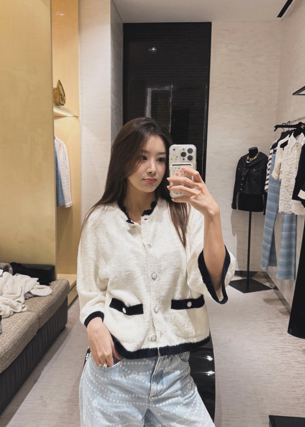 NO:685461,Chan*l 26C Advanced Handicraft Workshop Series New Contrast Color Lace Collar Knitted Cardigan丨Exclusively developed by yb!  Top quality production!  The gentleness of Paris haute couture is kneaded into the texture of the towel fabric. The off-white base is contrasted with navy blue lace, outlining a sweet French accent. The towel fabric is soft as if it is wrapped in clouds. The three-quarter sleeves are tailored for multi-season wear. The metal buttons are embellished with the signature sophistication of the perfume house. Wearing alone and layering can unlock a lazy and noble daily life. Ready for sale S/M/L,, chanel, chanel,19860909Chan*l 26C高级手工坊系列新款 撞色花边领针织开衫丨独家yb开发！顶级高版出品！把巴黎高定的温柔揉进毛巾面料肌理.米白基底撞藏青花边,勾勒出甜美的法式腔调,毛巾面料软乎乎像裹着云朵,七分袖剪裁适配多季穿搭,金属纽扣点缀出香家标志性精致,单穿叠搭都能解锁慵懒又贵气的日常.现货发售S/M/L,,chanel,chanel,,Women's clothing