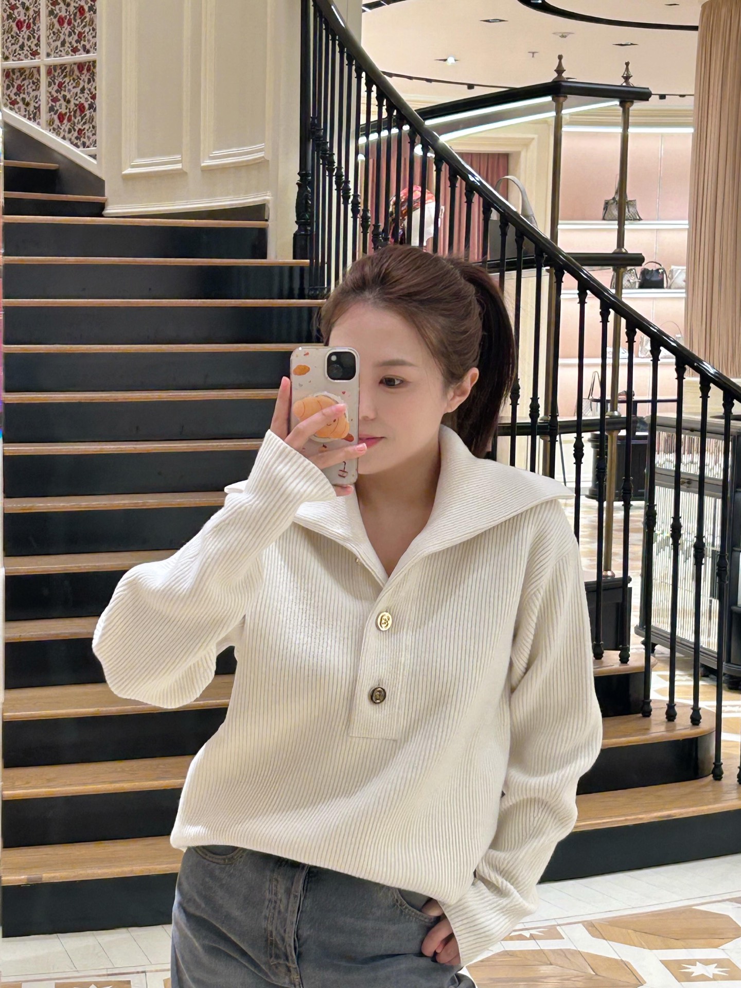 NO:686068,Gucc* 25Fw new autumn and winter gold button cashmere large lapel sweater丨Exclusively developed by yb!  Top quality production!  Gentle autumn and winter armor is woven with luxury cashmere. The iconic large lapel drapes lazily, modifying the neck line while showing Italian casualness; the retro gold buckle at the placket shines brightly, the double G hidden pattern hides the brand's style, and the delicate grooved texture outlines a soft body shape. None  Whether paired with a high-waisted leather skirt to create a retro celebrity style, or mixed with denim to create a modern aura, one piece can light up the entire autumn and winter wardrobe, perfectly blending luxury and practicality. Available now in S/M/L, Gucci, Skirts,19860909Gucc* 25Fw秋冬新款 金扣羊绒大翻领针织衫丨独家yb开发！顶级高版出品！以奢选羊绒织就秋冬温柔铠甲.标志性大翻领慵懒垂坠,修饰颈部线条的同时尽显意式随性；门襟处复古金扣熠熠生辉,双G暗纹暗藏品牌风骨,细腻坑条肌理勾勒出柔和身形.无论是搭配高腰皮裙演绎复古名伶风范,还是混搭牛仔释放摩登气场,一件便能点亮整个秋冬衣橱,将奢华与实穿主义完美融合.现货发售S/M/L,,gucci,skirts,,Women's clothing