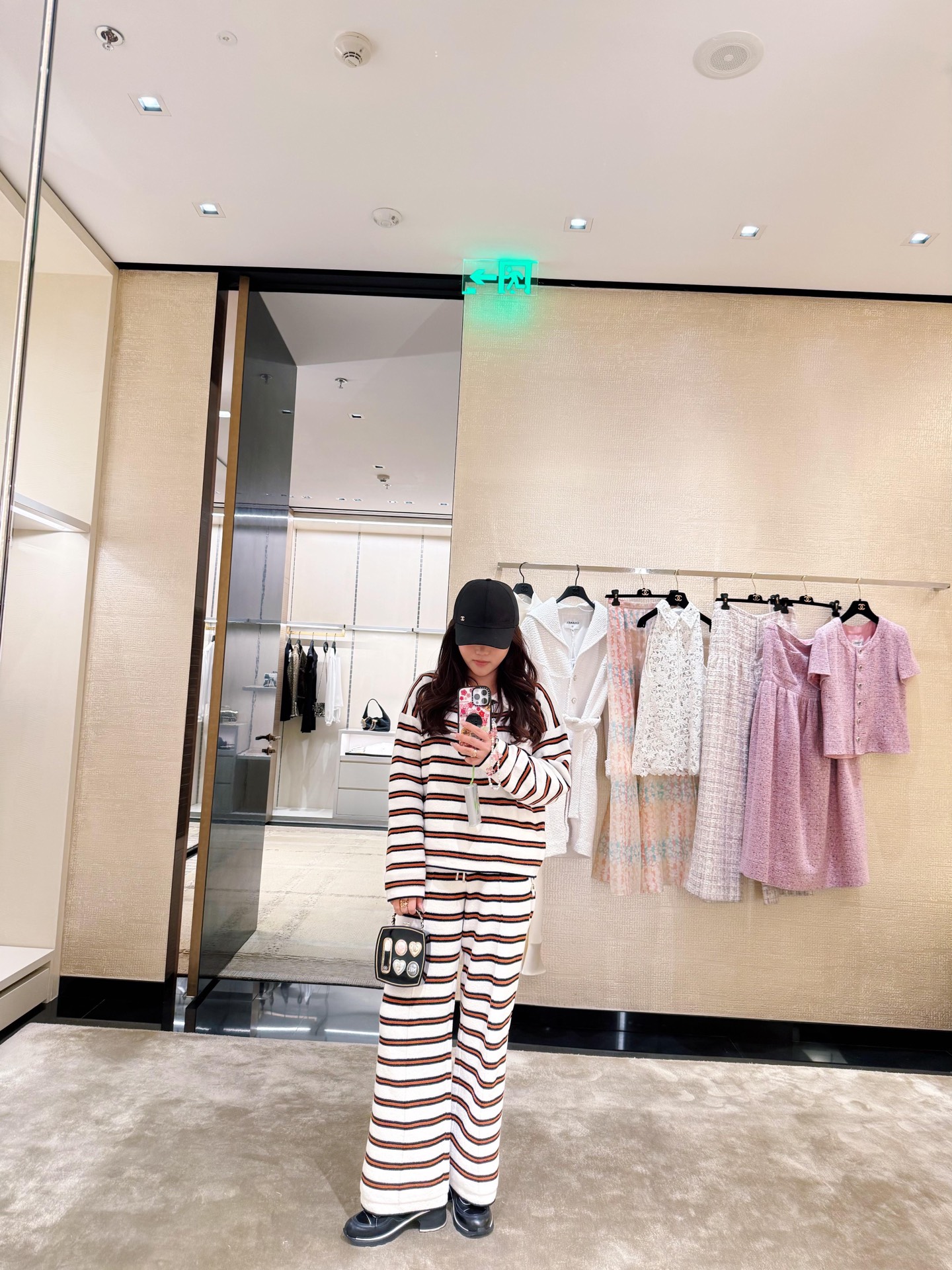 NO:686047,Chane* 26C Advanced Handicraft Studio Striped Drawstring Casual Pants丨Exclusively developed by yb!  Top quality production!  Classic off-white and caramel brown stripes are used to outline the French style. The knitted texture of the handmade workshop has a soft and waxy texture. The drawstring waist adapts to various body shapes. The loose straight cut is draped to hide the flesh. When paired with the same series of tops, it is a show-level sophistication. With simple suspenders, it unlocks a casual tone. The iconic elegance and relaxation can be achieved in a pair of trousers. Ready for sale S/M/L,, chanel,19860909Chane* 26C高级手工坊 条纹抽绳休闲长裤丨独家yb开发！顶级高版出品！以经典米白撞焦糖棕条纹勾勒法式慵懒,手工坊匠心针织肌理自带柔糯质感,抽绳腰头适配多元身形,宽松直筒剪裁垂坠藏肉,搭同系列上衣是秀场级精致,配简约吊带又解锁随性腔调,标志性的优雅与松弛感,一条长裤尽数拿捏.现货发售S/M/L,,chanel,,Women's clothing