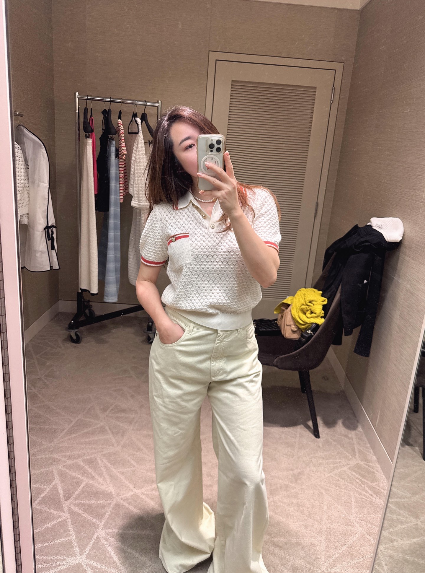 NO:686001,Chane* 26C early spring new style contrasting color POLO collar hollow short-sleeved sweater | Exclusively developed by yb!  Top quality production!  The body uses 16-needle high-density technology to create a three-dimensional rhombus hollow texture. The fabric is made of cashmere and cotton blended materials. It feels as warm and delicate as soft gold, making the skin feel as if it has been carefully cared for. Customized metal buttons hide the brand genes, and the cuffs and hem are  Dense ribbed edges enhance the sense of structure, and the loose silhouette accommodates various body shapes, showing the luxury brand texture and effortless fashionable attitude in the details. Available in stock S/M/L,,chanel,T-shirt,gold,19860909Chane* 26C早春新款 撞色POLO领镂空短袖针织衫丨独家yb开发！顶级高版出品！衣身采用16针高密工艺打造立体菱格镂空肌理,面料甄选羊绒与棉混纺材质,触感如软黄金般温润细腻,肌肤仿佛被精心呵护,定制金属纽扣暗藏品牌基因,袖口与下摆的密实罗纹收边增强结构感,宽松廓形包容各种身形,都能在细节中彰显奢牌质感与不费力的时髦态度.现货发售S/M/L,,chanel,T-shirt,gold,,Women's clothing