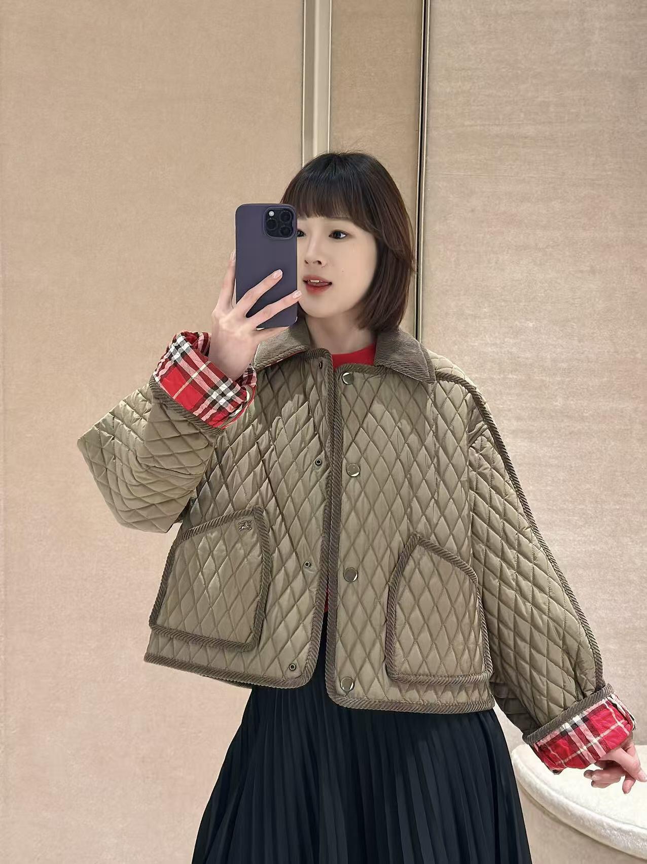 NO:686418,Burb*rry 25FW new autumn and winter diamond quilted corduroy collar short quilted jacket丨Exclusively developed by yb!  Top quality production!  The corduroy collar is made of imported thick corduroy fabric, and the quilted layer is made of brand-customized constant-temperature cotton. The short silhouette is ergonomically optimized, and the loose body is not flattering on the figure. The slightly dropped shoulder design makes the shoulder lines softer. The corduroy binding of the pockets echoes the material of the collar. The plaid lining of the cuffs is a classic element that has been passed down by the brand for hundreds of years. It can be folded gently to reveal the iconic plaid pattern, showing off the identity in a low-key manner. Available now in S/M/L,, burberry, jackets & coats,19860909Burb*rry 25FW秋冬新款 菱形绗缝灯芯绒领短款夹棉外套丨独家yb开发！顶级高版出品！灯芯绒领选用进口粗条绒面料,夹棉层采用品牌定制的恒温棉,短款廓形经过人体工学优化,宽松的衣身不挑身材,微落肩的设计让肩部线条更柔和,口袋的灯芯绒包边与领口形成材质呼应,袖口的格纹里布则是品牌传承百年的经典元素,轻轻翻折就能露出标志性格纹,低调中彰显身份.现货发售S/M/L,,burberry,jackets & coats,,Women's clothing
