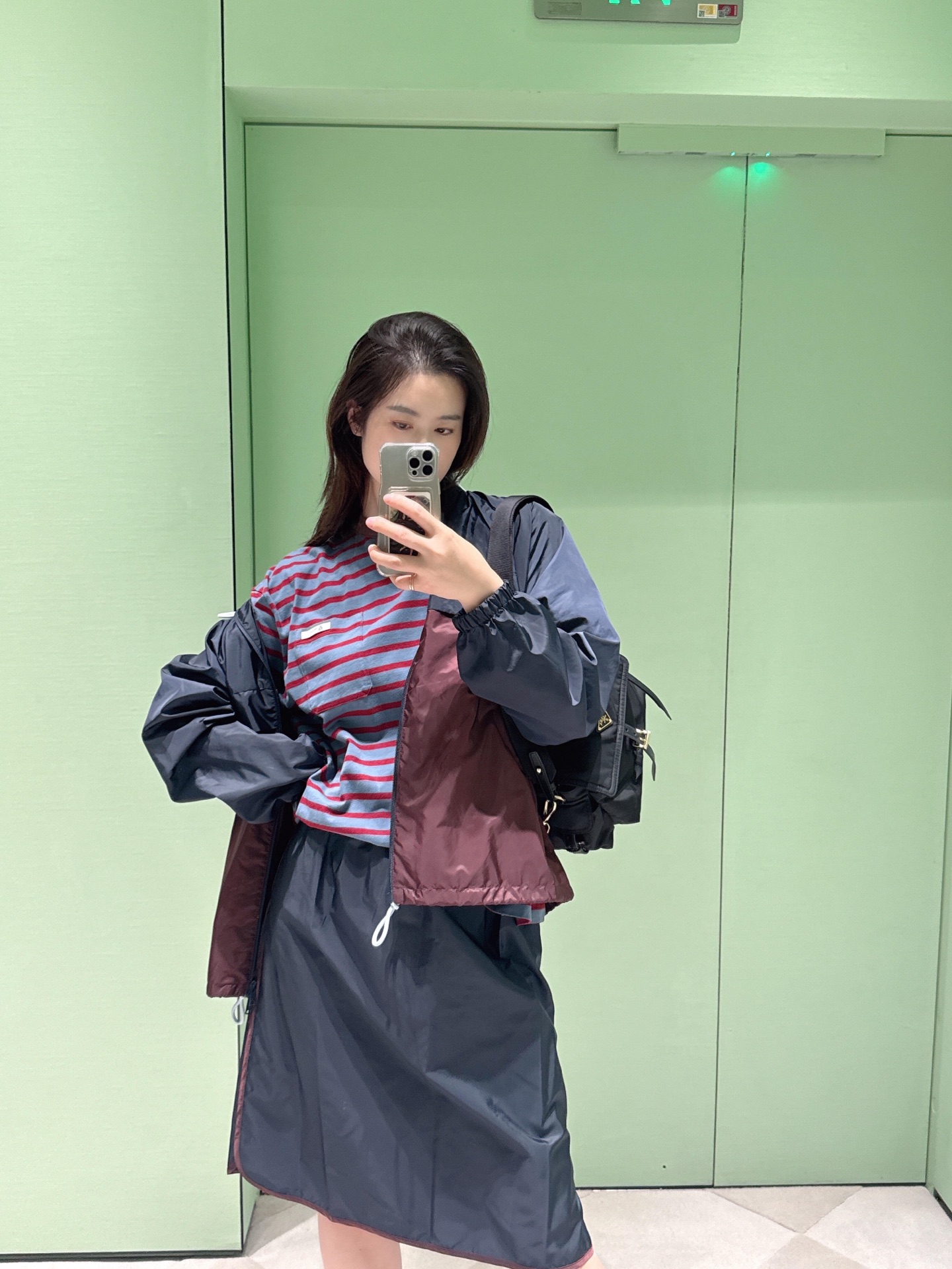 NO:686413,Prad* 25FW new autumn and winter style triangular logo elastic waist skirt丨Exclusively developed by yb!  Top quality production!  Customized high-density nylon fabric, the design of the elastic waistband hides ingenuity, and the classic metal triangle mark is low-key inlaid on the waist, becoming the finishing touch to highlight the brand's identity; the mid-length silhouette appropriately modifies the leg line. From fabric selection to craftsmanship, this skirt continues the craftsmanship and quality, becoming a collection item in the autumn and winter wardrobe that has both design and practicality. Available now in S/M/L, prada, skirts,19860909Prad* 25FW秋冬新款 三角标松紧腰半身裙丨独家yb开发！顶级高版出品！定制高密尼龙面料,松紧腰头的设计暗藏巧思,经典的金属三角标低调镶嵌于腰侧,成为彰显品牌身份的点睛之笔；中长款的廓形恰到好处地修饰腿部线条,从面料甄选到工艺打造,这款半身裙都延续了匠心品质,成为秋冬衣橱中兼具设计感与实穿性的典藏单品.现货发售S/M/L,,prada,skirts,,Women's clothing