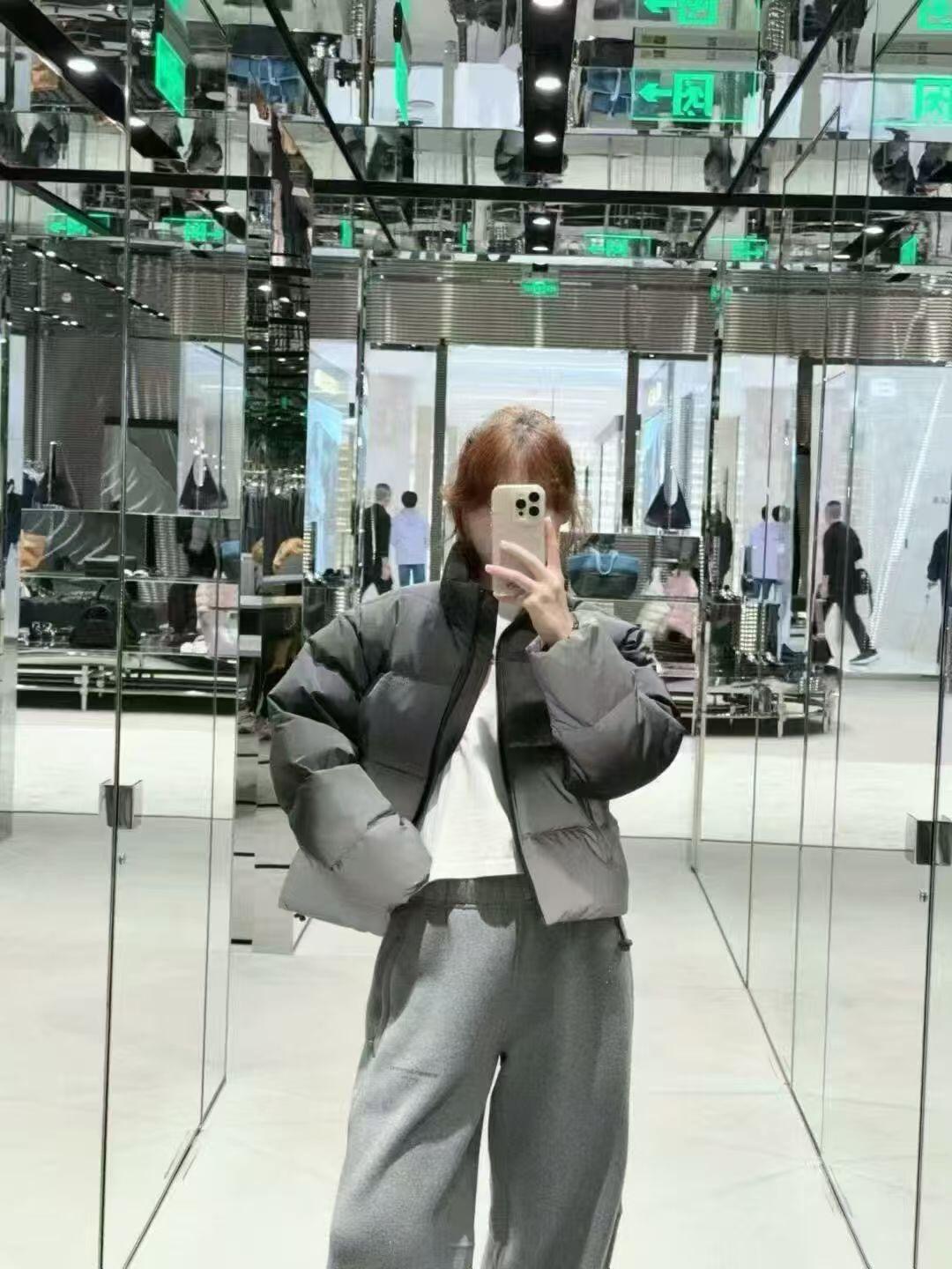 NO:686402,Alexa*der Wang 25FW new autumn and winter gradient short stand collar down jacket丨Exclusively developed by yb!  High quality production!  High-density nylon fabric is anti-wrinkle and wear-resistant, filled with 90 high-loft white duck down, taking into account both warmth and lightness. The short silhouette bids farewell to the bulky feel of traditional down jackets. The stand-up collar design fits the neck line, which can prevent wind and keep warm, and can easily adapt to various scenes such as going out, partying, commuting, etc. Available now in S/M/L,, down jacket,19860909Alexa*der Wang 25FW秋冬新款 渐变色短款立领羽绒服丨独家yb开发！高版出品！高密尼龙面料抗皱耐磨,90高蓬松白鸭绒填充,兼顾保暖与轻盈,短款廓形告别传统羽绒服的臃肿感,立领的设计贴合颈部线条,既能防风保暖,轻松适配出街、聚会、通勤等多元场景.现货发售S/M/L,,down jacket,,Women's clothing