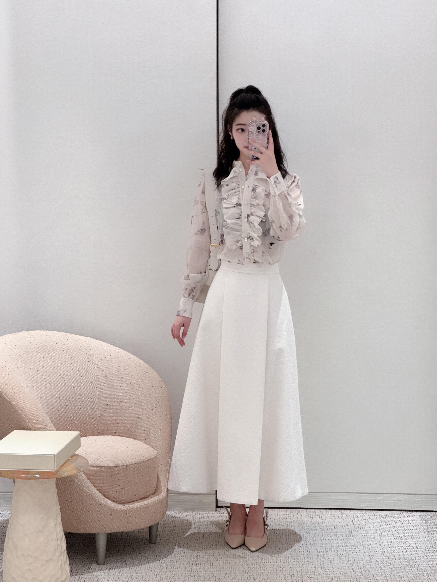 NO:686386,Dio* 26SS early spring new butterfly print ruffle shirt丨exclusively developed by yb!  Top quality production!  The ruffle design of the stand-up collar breaks the monotony of the basic shirt. The hand-pleated ruffles are fluffy and three-dimensional, which can not only modify the neck line, but also become the finishing touch of the style; the details are full of luxury brand texture. The loose version can cover the fat on the waist and abdomen. Paired with high-waisted straight pants, it is a smart commuting style and can easily adapt to various wearing scenarios. Available now in S/M/L, dior, shirts,19860909Dio* 26SS早春新款 蝴蝶印花荷叶边衬衫丨独家yb开发！顶级高版出品！立领荷叶边的设计打破了基础衬衫的单调,手工捏褶的荷叶边蓬松立体,既能修饰颈部线条,又能成为造型的点睛之笔；细节处尽显奢牌质感.宽松的版型能遮盖腰腹赘肉,搭配高腰直筒裤是干练的通勤风,轻松适配多元穿搭场景.现货发售S/M/L,,dior,shirts,,Women's clothing