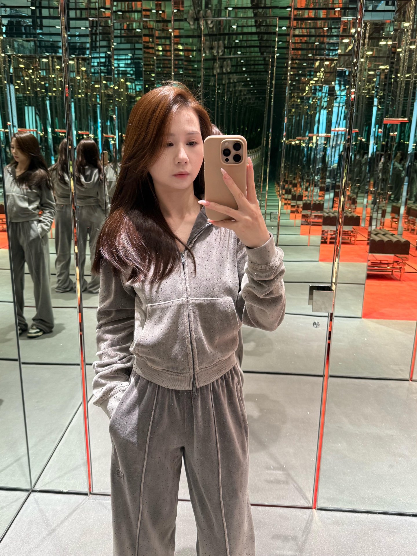 NO:686788,Jackets, pants, Alexander*r wang 26SS early spring style, velvet hot diamond short hooded sweatshirt + wide-leg pants suit | Exclusively developed by yb!  Top quality production!  The velvet base fabric is embellished with hot diamonds and fine glitter. The hooded short sweatshirt has a high waistline and is paired with wide-leg pants of the same series. The milk tea color is gentle and dignified, and the smoky gray color is cool and versatile. The upper body can be directly put on the upper body for a lazy and high-end feel. It is the one to hit the streets in early spring ~ ready for sale S/M/L,, hoodie, sweatshirts, jackets & coats, hats,19860909外套 裤子 Alexand*r wang 26SS早春王炸款 丝绒烫钻短款连帽卫衣+阔腿裤套装丨独家yb开发！顶级高版出品！丝绒底布缀满烫钻细闪,连帽短款卫衣掐出高腰线,搭配同系列阔腿裤,奶茶色温柔显贵、烟灰色酷飒百搭,一套上身直接拿捏慵懒高级感,早春炸街就靠它～现货发售S/M/L,,hoodie,sweatshirts,jackets & coats,hats,,Women's clothing