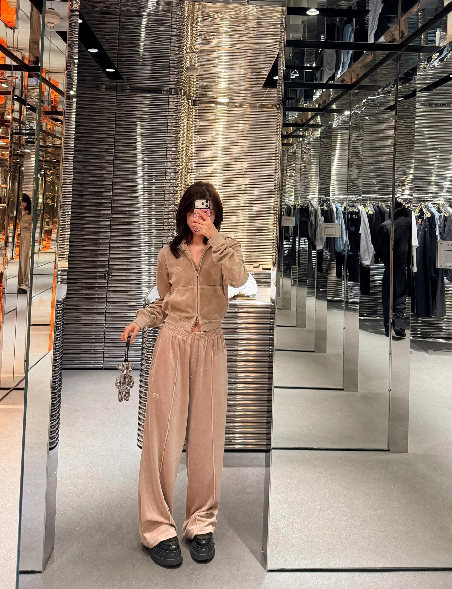 NO:751436,Jackets, pants, Alexander*r wang 26SS early spring style, velvet hot diamond short hooded sweatshirt + wide-leg pants suit | Exclusively developed by yb!  Top quality production!  The velvet base fabric is embellished with hot diamonds and fine glitter. The hooded short sweatshirt has a high waistline and is paired with wide-leg pants of the same series. The milk tea color is gentle and dignified, and the smoky gray color is cool and versatile. The upper body can be directly put on the upper body for a lazy and high-end feel. It is the one to hit the streets in early spring ~ ready for sale S/M/L,, hoodie, sweatshirts, jackets & coats, hats,19860909外套 裤子 Alexand*r wang 26SS早春王炸款 丝绒烫钻短款连帽卫衣+阔腿裤套装丨独家yb开发！顶级高版出品！丝绒底布缀满烫钻细闪,连帽短款卫衣掐出高腰线,搭配同系列阔腿裤,奶茶色温柔显贵、烟灰色酷飒百搭,一套上身直接拿捏慵懒高级感,早春炸街就靠它～现货发售S/M/L,,hoodie,sweatshirts,jackets & coats,hats,,Women's clothing