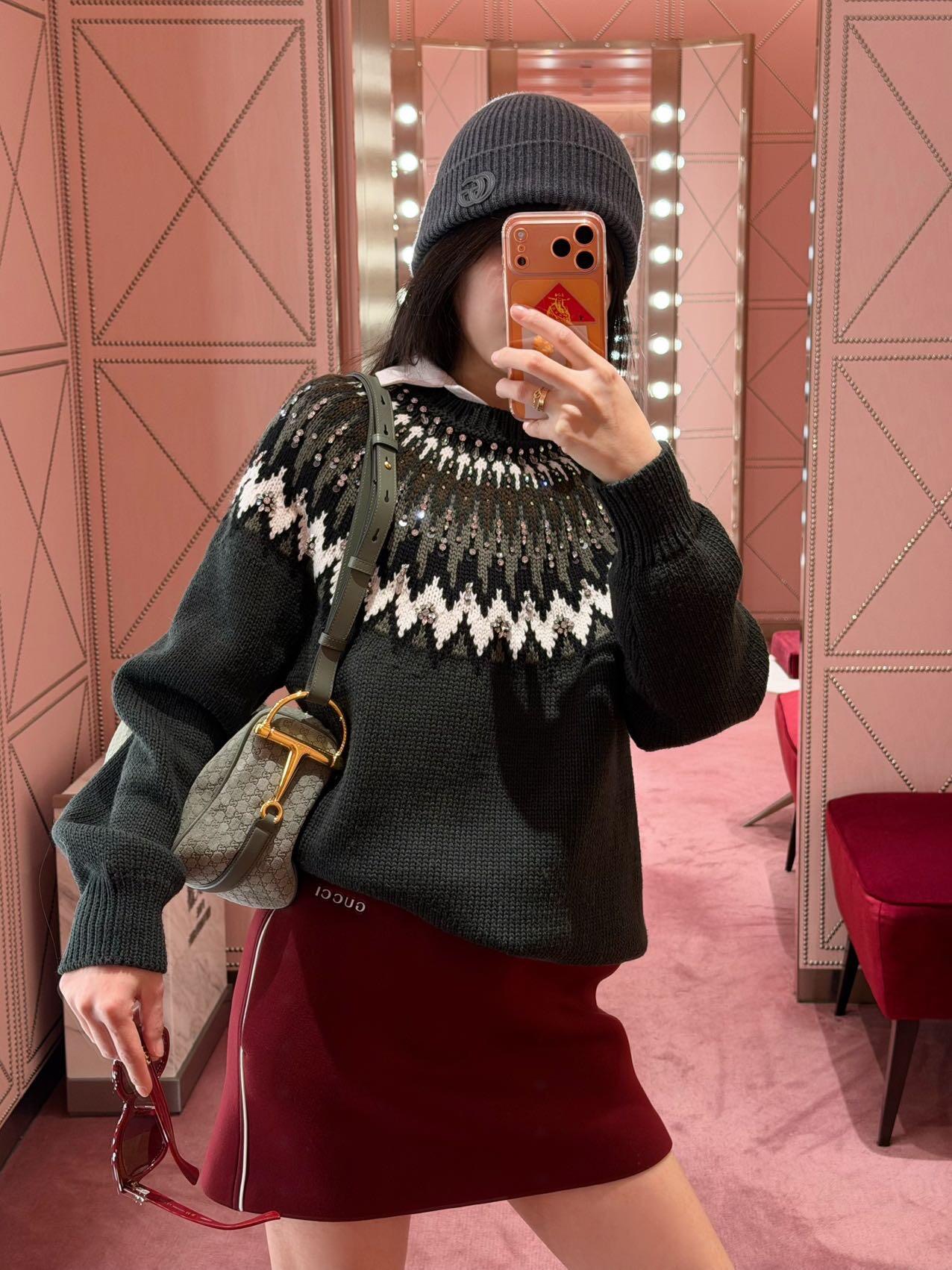 NO:686755,Guc*i 25FW new autumn and winter jacquard crystal embroidered round neck knitted sweater丨Exclusively developed by yb!  High quality production!  The fine wool knitted fabric is selected, which is soft and skin-friendly while also keeping warm. The jacquard pattern from the neckline to the shoulders is classic and retro, and the scattered crystal embroidery is the finishing touch. The light flows and reflects the fine luster, which makes it full of sophistication. The contrasting design of black base and white jacquard is simple yet high-end.  The texture, whether paired with a short skirt to create a sweet and cool style, or paired with shorts and jeans for a casual route, can easily hold up in various scenes. It is a versatile luxury product in the autumn and winter wardrobe. Ready for sale S/M/L,, gucci, skirts, shorts, jeans,19860909Guc*i 25FW秋冬新款 提花水晶刺绣圆领针织羊毛衫丨独家yb开发！高版出品！甄选细腻羊毛针织面料,软糯亲肤又兼具保暖性,领口至肩部的提花图案经典复古,错落点缀的水晶刺绣更是点睛之笔,光线流转间折射出细碎光泽,将精致感拉满.黑底配白色提花的撞色设计,简约中透着高级质感,无论是搭配短裙打造甜酷风,还是配短裤、牛仔裤走休闲路线,都能轻松hold住各种场景,是秋冬衣橱里的百搭奢品.现货发售S/M/L,,gucci,skirts,shorts,jeans,,Women's clothing