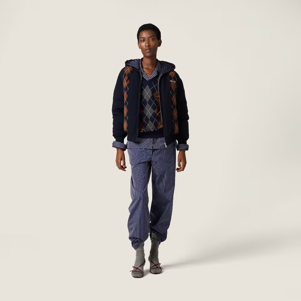 NO:686746,Miu Mi* 25FW new autumn and winter Maillard cashmere hooded down jacket | Exclusively developed by yb!  Top quality production!  Selected soft and waxy cashmere fabrics are spliced into a down liner, taking into account the delicate touch of cashmere and the thermal insulation performance of down. The hooded design adds casualness. The contrasting colors of caramel brown and dark brown are in line with the Maillard trend. The loose version is very friendly to various body shapes and can easily create an oversized and lazy style. Whether it is matched with  Wear it with a short skirt to go the sweet girl route, or with jeans for a casual look, it can be perfectly matched, cleverly blending Miu's iconic girly sweetness with winter pragmatism. Ready for sale S/M/L,,miumiu,versace,skirts,jeans,jackets  & coats,down jacket,hats,19860909Miu Mi* 25FW秋冬新款 美拉德羊绒连帽羽绒服外套丨独家yb开发！顶级高版出品！精选软糯羊绒面料拼接羽绒内胆,兼顾了羊绒的细腻触感与羽绒的保暖性能,连帽设计增添休闲随性,焦糖棕与深棕的撞色契合美拉德风潮,宽松的版型对各种身形都十分友好,轻松打造oversize慵懒范.不管是搭配短裙走甜妹路线,还是配牛仔裤打造休闲穿搭,都能完美适配,将Miu标志性的少女甜趣与冬日实用主义巧妙融合.现货发售S/M/L,,miumiu,versace,skirts,jeans,jackets & coats,down jacket,hats,,Women's clothing