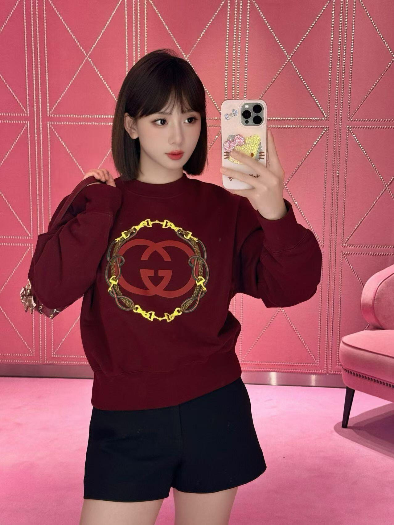 NO:687082,Guc*i 26Ss early spring and New Year limited edition drop shoulder loose printed embroidered round neck sweatshirt丨Exclusively developed by yb!  Top quality production!  It’s a great item for New Year’s atmosphere!  Classic burgundy and pure white are available. The burgundy color has a festive feel and fits the New Year atmosphere. It is made of high-weight terry cotton, which is soft and thick to the touch, keeping warm and comfortable. The double G logo on the chest is matched with chain embroidery printing, and the three-dimensional craftsmanship outlines the iconic details of the luxury brand, exquisite  It feels full and flattering. The dropped shoulders are loose and not flattering on the body shape. The lazy and casual version can be worn alone to create an oversize style, or layered with rich layers. It can be easily paired with jeans, shorts or skirts. It is a fashionable and top-notch item in the New Year's wardrobe that combines appearance and practicality!  Available in stock S/M/L,,gucci,versace,hoodie,sweatshirts,skirts,shorts,jeans,19860909Guc*i 26Ss早春新年限定 落肩宽松印花刺绣圆领卫衣丨独家yb开发！顶级高版出品！是新年氛围感穿搭的王牌单品！经典酒红与纯净白色双款可选,酒红色调自带节日喜庆感,契合新年氛围；精选高克重毛圈棉料,触感软糯厚实,兼顾保暖与舒适.胸前双G标识搭配链条刺绣印花,立体工艺勾勒出奢牌标志性细节,精致感拉满.落肩宽松剪裁不挑身形,慵懒随性的版型既能单穿打造oversize风格,也能内搭叠穿丰富层次,搭配牛仔裤、短裤或半裙都能轻松出片,是新年衣橱里兼具颜值与实穿性的时髦尖货！现货发售S/M/L,,gucci,versace,hoodie,sweatshirts,skirts,shorts,jeans,,Women's clothing