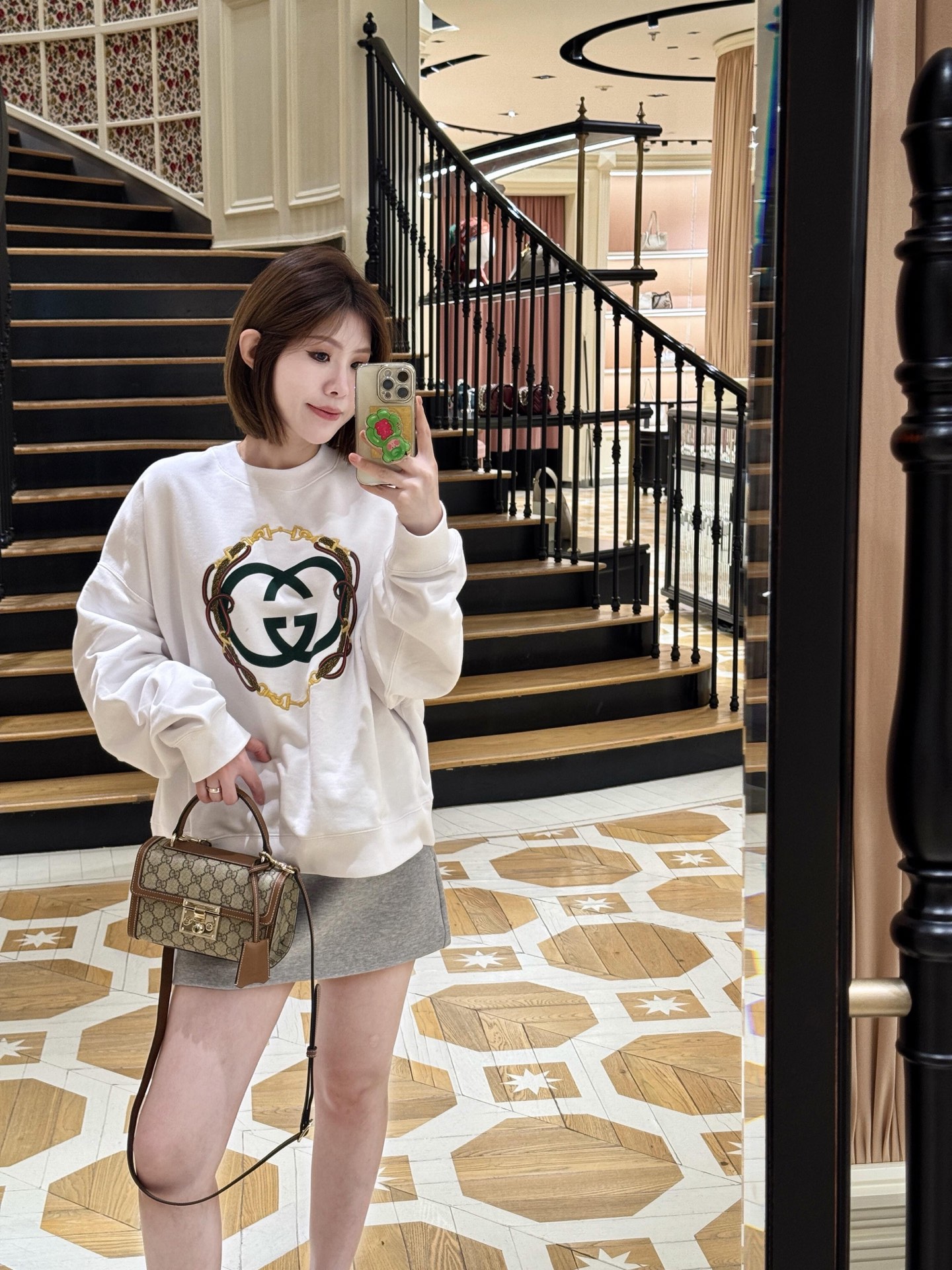 NO:687077,Guc*i 26Ss early spring and New Year limited edition drop shoulder loose printed embroidered round neck sweatshirt丨Exclusively developed by yb!  Top quality production!  It’s a great item for New Year’s atmosphere!  Classic burgundy and pure white are available. The burgundy color has a festive feel and fits the New Year atmosphere. It is made of high-weight terry cotton, which is soft and thick to the touch, keeping warm and comfortable. The double G logo on the chest is matched with chain embroidery printing, and the three-dimensional craftsmanship outlines the iconic details of the luxury brand, exquisite  It feels full and flattering. The dropped shoulders are loose and not flattering on the body shape. The lazy and casual version can be worn alone to create an oversize style, or layered with rich layers. It can be easily paired with jeans, shorts or skirts. It is a fashionable and top-notch item in the New Year's wardrobe that combines appearance and practicality!  Available in stock S/M/L,,gucci,versace,hoodie,sweatshirts,skirts,shorts,jeans,19860909Guc*i 26Ss早春新年限定 落肩宽松印花刺绣圆领卫衣丨独家yb开发！顶级高版出品！是新年氛围感穿搭的王牌单品！经典酒红与纯净白色双款可选,酒红色调自带节日喜庆感,契合新年氛围；精选高克重毛圈棉料,触感软糯厚实,兼顾保暖与舒适.胸前双G标识搭配链条刺绣印花,立体工艺勾勒出奢牌标志性细节,精致感拉满.落肩宽松剪裁不挑身形,慵懒随性的版型既能单穿打造oversize风格,也能内搭叠穿丰富层次,搭配牛仔裤、短裤或半裙都能轻松出片,是新年衣橱里兼具颜值与实穿性的时髦尖货！现货发售S/M/L,,gucci,versace,hoodie,sweatshirts,skirts,shorts,jeans,,Women's clothing