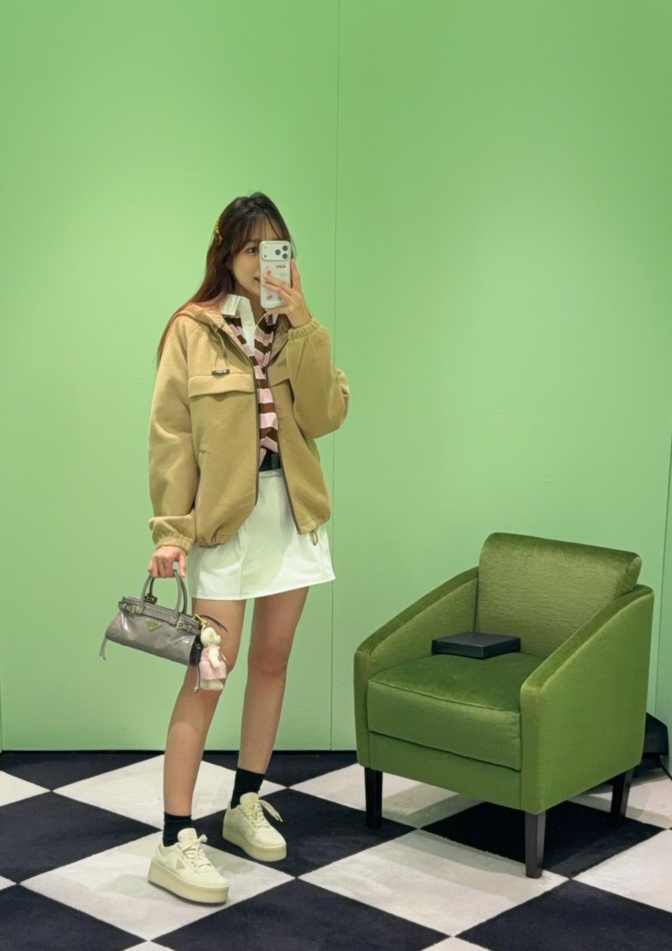 NO:687330,Prad* 25fw new autumn and winter khaki polar fleece jacket | Exclusively developed by yb!  Top quality production!  The soft khaki color brings a warm autumn texture, and the polar fleece fabric feels soft and skin-friendly, taking into account both warmth and a lazy atmosphere. The loose shoulder cut is very tolerant to the body shape. The zipper opening and hem drawstring can freely adjust the elasticity of the silhouette to create an oversize.  It has different effects of being casual or slightly nipped in and neat. The hooded design retains the casual feel of the street, and the details of the three-dimensional patch pocket on the chest and the metal logo plate quietly integrate the exquisite gene. Available in stock S/M/L, prada, versace, jackets  & coats,hats,19860909Prad* 25fw秋冬新款 卡其色摇粒绒冲锋衣外套丨独家yb开发！顶级高版出品！柔和的卡其色调自带秋日的温润质感,摇粒绒面料触感软糯亲肤,兼顾保暖性与慵懒氛围；宽松的落肩剪裁对身形包容度极高,拉链开合搭配下摆抽绳,可自由调节廓形松紧,打造oversize随性或微收腰利落的不同效果.连帽设计保留了街头休闲感,胸前立体贴袋与金属徽标小牌的细节,又将精致基因悄然融入.现货发售S/M/L,,prada,versace,jackets & coats,hats,,Women's clothing