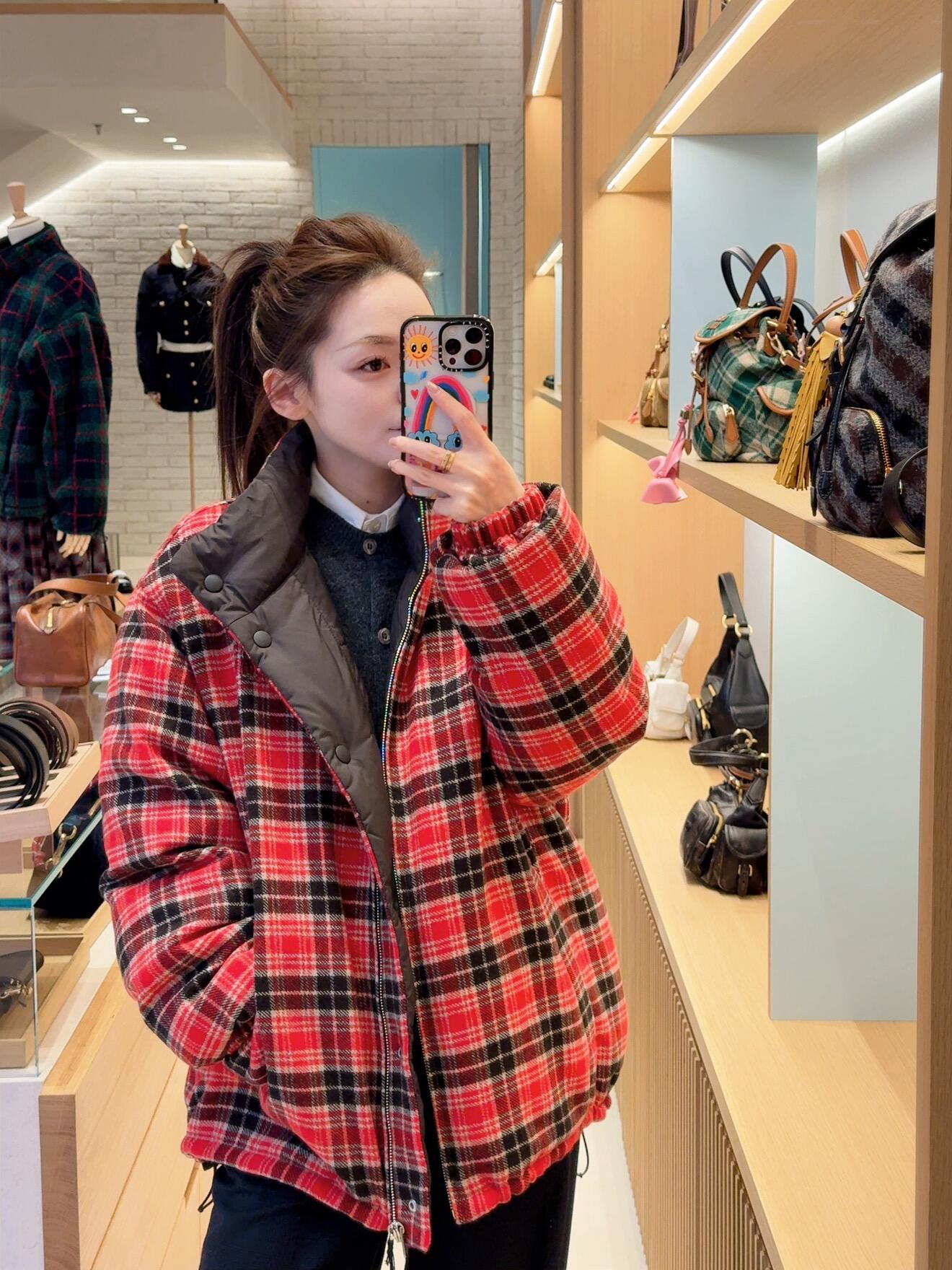 NO:687658,Miumi* 25FW new autumn and winter style reversible stand collar down jacket丨Exclusively developed by yb!  Top quality production!  The os loose version interprets the casual and lazy girl style. One side has the retro British style of red and black wool plaid, and the other side has the low-key luxury of dark brown matte. Double-sided switching unlocks multiple wearing scenarios. The stand-up collar design takes into account both warmth and neat lines, and the fluffy padding is lightweight and temperature-locking. It perfectly integrates the sweet and cool aesthetics of miu with the practicality of autumn and winter. It is the finishing touch of the wardrobe. Available in stock S/M/L,, miumiu, jackets & coats, down  jacket,19860909Miumi* 25FW秋冬新款 双面穿立领羽绒服外套丨独家yb开发！顶级高版出品！以os宽松版型诠释随性慵懒的少女格调.一面是红黑羊毛格纹的复古英伦风情,一面是深棕哑光的低调奢华,双面切换解锁多元穿搭场景.立领设计兼顾保暖与利落线条,蓬松填充轻量又锁温,将miu系甜酷美学与秋冬实穿性完美融合,是衣橱的点睛之选.现货发售S/M/L,,miumiu,jackets & coats,down jacket,,Women's clothing