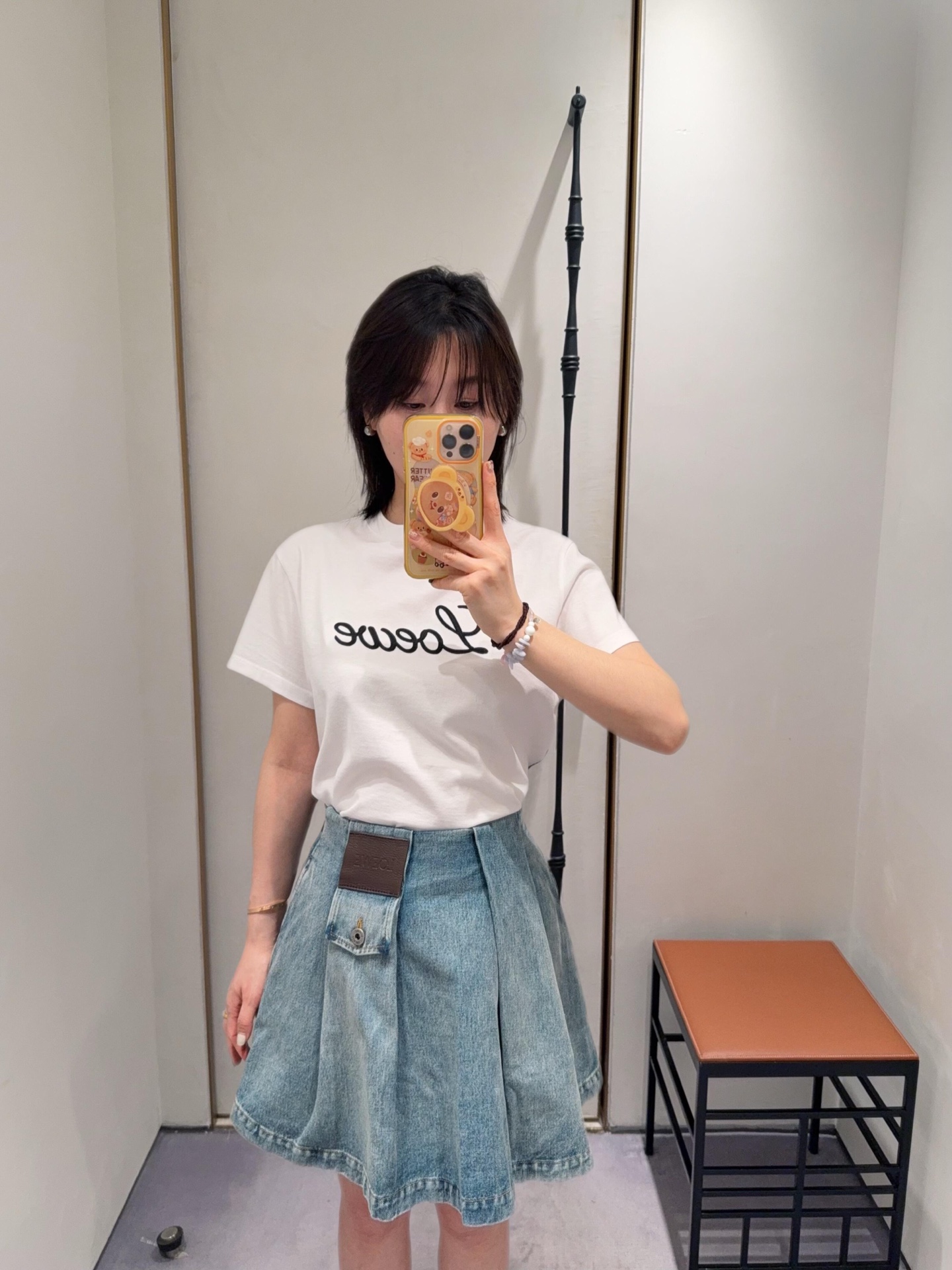 NO:687645,Loew* 26Ss spring and summer new style simple letter LOGO line short-sleeved T-shirt丨Exclusively developed by yb!  High quality production!  A minimalist design outlines a light and luxurious texture. The classic white T base is paired with the brand's letters LOGO outlined in three-dimensional lines, breaking the monotony of flat printing and making the logo more layered. The soft and skin-friendly cotton fabric is both breathable and comfortable, suitable for daily wear in spring and summer. The loose version does not pick on the body shape and can be casual.  Pair it with a denim skirt, wide-leg pants or casual shorts to easily create a lazy and sophisticated high-street style. It is an indispensable and versatile light luxury item in the wardrobe. Available in stock S/M/L, loewe, skirts, shorts, T-shirt, tees, t-shirt,19860909Loew* 26Ss春夏新款 简约字母LOGO线条短袖T恤丨独家yb开发！高版出品！以极简设计勾勒轻奢质感.经典白T基底搭配立体线条勾勒的品牌字母LOGO,打破平面印花的单调,让标识感更具层次；柔软亲肤的棉质面料,兼顾透气与舒适度,适配春夏日常多场景穿搭.宽松的版型不挑身形,可随性搭配牛仔半裙、阔腿裤或休闲短裤,轻松打造慵懒又精致的高街风格,是衣橱里不可缺少的百搭轻奢单品.现货发售S/M/L,,loewe,skirts,shorts,T-shirt,tees，t-shirt,,Women's clothing