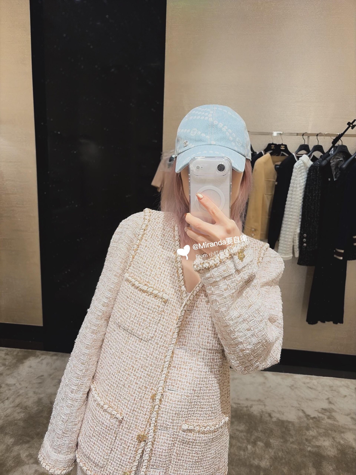 NO:687653,Cha*el 26C high-end handmade workshop series V-neck tweed jacket | Exclusively developed by yb!  High quality production!  Made of tweed fabric intertwined with rice and gold, the delicate woven texture is combined with the luster of gilded threads, giving it a noble atmosphere. The classic V-neck design lengthens the neck line, the single row of metal buttons and double pocket details echo the brand's craftsmanship, and the raw edge treatment adds a casual texture; the loose fit is suitable for many  Various body shapes, can be paired with dresses, jeans or velvet trousers. Whether it is a sophisticated lady style or a casual mix and match style, it can be easily controlled. It is an iconic item in the 26C series that has both collection value and practical weara19860909Cha*el 26C高级手工坊系列 V领粗花呢夹克外套丨独家yb开发！高版出品！以米金交织的粗花呢面料打造,细腻的编织肌理糅合鎏金丝线光泽,自带贵气氛围感.经典V领设计拉长颈部线条,单排金属纽扣与双口袋细节呼应品牌匠艺,边缘毛边处理更添随性质感；宽松的版型适配多种身形,可搭配连衣裙、牛仔装或丝绒裤装,无论是精致名媛风还是休闲混搭风都能轻松驾驭,是26C系列中兼具典藏价值与实穿性的标志性单品.现货发售S/M/L,,skirts,jackets & coats,jackets & coats,,Women's clothing