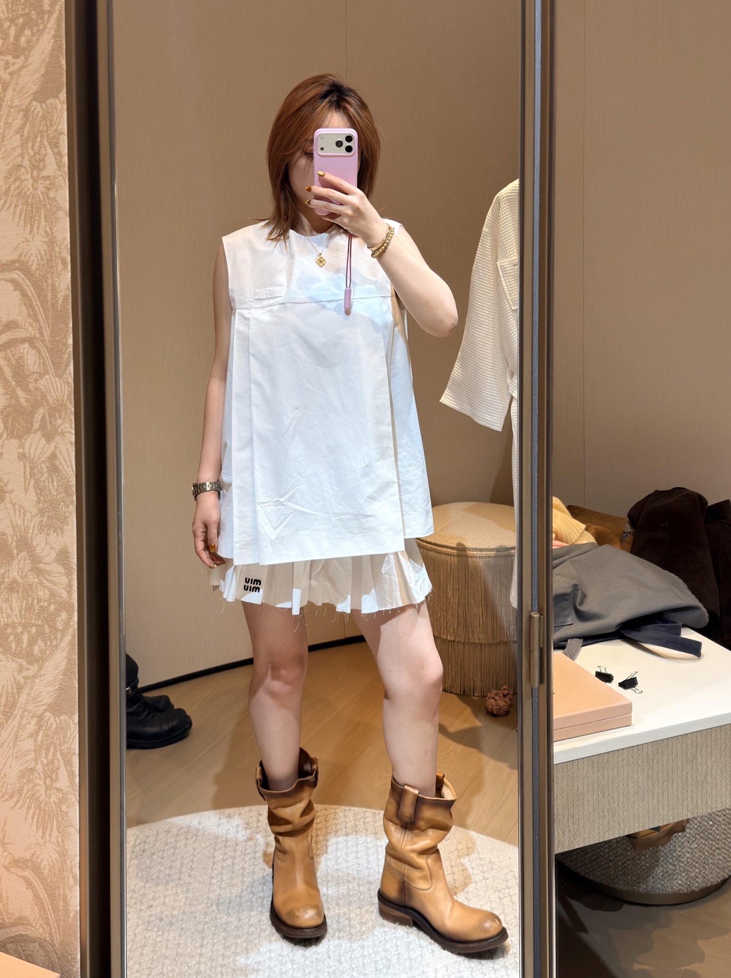 NO:687657,Miumi* 26Ss early spring new style imported pure cotton poplin composite sleeveless white vest丨Exclusively developed by yb!  Top quality production!  Made of imported pure cotton poplin composite fabric, it has both crisp texture and soft skin feel. The white tone is clean and transparent, which perfectly fits the light atmosphere of early spring. The sleeveless cut is neat and elegant, the loose silhouette accommodates various body shapes, and has a lazy and casual Miu tone; the three-dimensional splicing and simple stitching of the body  The design outlines architectural aesthetics in details, breaking the monotony of basic models. It can be worn alone to create a casual street style, or it can be layered with shirts and sweaters to unlock multi-layered outfits. It is a versatile finishing touch in the early spring wardrobe. Available in stock S/M/L,, miumiu, shirts,19860909Miumi* 26Ss早春新款 进口纯棉府绸复合无袖白色背心丨独家yb开发！顶级高版出品！采用进口纯棉府绸复合面料打造,挺括质感与柔软肤感兼具,白色调干净通透,完美契合早春的轻盈氛围.无袖剪裁利落大气,宽松廓形包容各种身形,自带慵懒随性的Miu系腔调；衣身的立体拼接与简约压线设计,在细节处勾勒出建筑感美学,打破基础款的单调.可单穿打造随性街头风,也能叠搭衬衫、针织衫解锁多层次穿搭,是早春衣橱里的百搭点睛之选.现货发售S/M/L,,miumiu,shirts,,Women's clothing