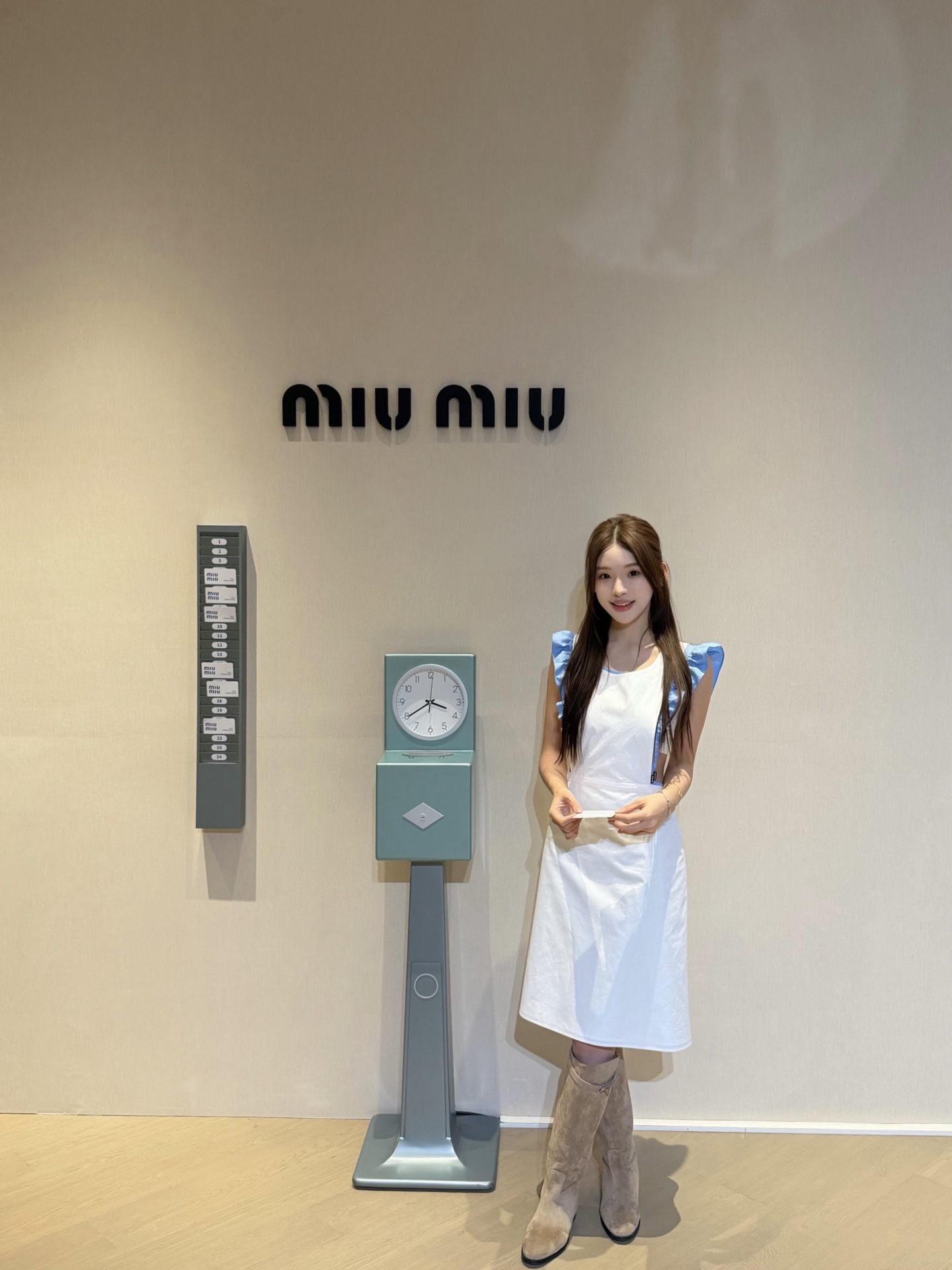 NO:687660,Miumi* 26Ss early spring new imported pure cotton poplin composite apron style vest dress | Exclusively developed by yb!  Top quality production!  The imported pure cotton poplin composite fabric is selected. The crisp and drapey texture outlines a neat silhouette. The classic apron-style tailoring has a retro accent. The side hollow design cleverly exposes the waistline, balancing the laziness and sophistication of the loose version. It can interpret French simplicity when worn alone. It is a treasure item in the early spring wardrobe that has both design and practicality. Available now in S/M/L,, miumiu, skirts,19860909Miumi* 26Ss早春新款 进口纯棉府绸复合围裙款背心裙丨独家yb开发！顶级高版出品！甄选进口纯棉府绸复合面料,挺括垂坠的质感勾勒出利落廓形,经典围裙式剪裁自带复古腔调,侧边镂空设计巧露腰线,平衡了宽松版型的慵懒与精致；单穿又能诠释法式简约,是早春衣橱里兼具设计感与实穿性的宝藏单品.现货发售S/M/L,,miumiu,skirts,,Women's clothing