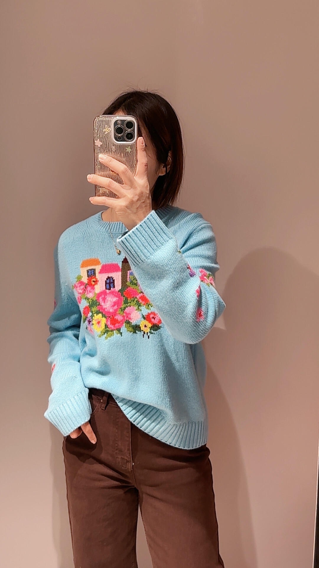 NO:687663,ERD*S 25Fw new autumn and winter three-dimensional jacquard round neck knitted sweater丨Exclusive high-end version!  Made of iconic high-quality cashmere and wool blended fabrics, it has a soft and skin-friendly touch with both warmth and delicate texture. The two main colors of macaron blue and cherry blossom pink are fresh and lively, breaking the dull atmosphere of autumn and winter. The classic round neck tailoring fits the neck line, and the loose micro-profile accommodates various body shapes, giving it a lazy and casual sense; the body uses heavy three-dimensional jacquard technology to combine the flower clusters with the hut.  The childlike patterns are vividly presented, and the flower embroidery details scattered on the cuffs echo the theme, injecting a romantic artistic atmosphere into the whole. Paired with denim wide-leg pants, it can create a casual daily style, and it can be paired with a leather skirt to interpret a gentle French style. It is a treasure item in the autumn and winter wardrobe that has both design and practicality. Available now in S/M/L,, skirts, sweaters,19860909ERD*S 25Fw秋冬新款 立体提花圆领针织毛衣丨独家高版出品！标志性的优质羊绒羊毛混纺面料打造,软糯亲肤的触感兼具保暖性与细腻质感,马卡龙蓝与樱花粉两大色调清新灵动,打破秋冬的沉闷氛围.经典圆领剪裁贴合颈部线条,宽松微廓形包容各种身形,自带慵懒随性的松弛感；衣身采用重工立体提花工艺,将花簇与小屋的童趣图案生动呈现,袖口散落的花朵刺绣细节呼应主题,为整体注入浪漫的艺术气息.搭配牛仔阔腿裤可打造休闲日常风,配皮质半裙又能诠释温柔法式格调,是秋冬衣橱里兼具设计感与实穿性的宝藏单品.现货发售S/M/L,,skirts,sweaters,,Women's clothing