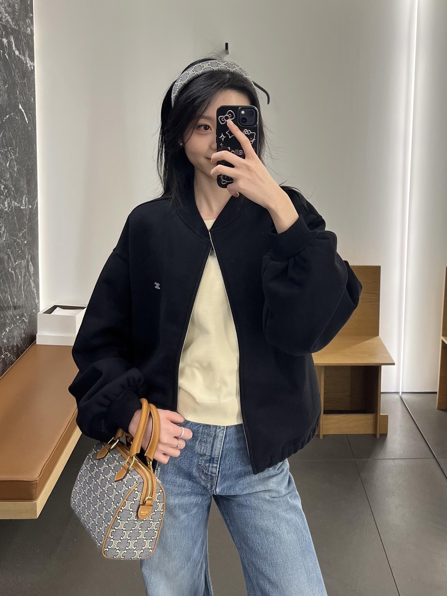 NO:687666,Celi*e 26Ss early spring new Arc de Triomphe sports and leisure jacket丨exclusively developed by yb!  Top quality production!  Made of high-density cotton air-layer fabric, it has a crisp texture and a soft skin feel. The black tone is simple and versatile, which perfectly fits the casual dressing atmosphere of early spring. The classic baseball collar is neat and elegant, and the loose shoulder silhouette accommodates various body shapes, with a lazy and relaxed feeling; the silver Arc de Triomphe embroidered logo on the left side of the body highlights the brand recognition in details.  , breaks the monotony of the basic style. The zipper closure design makes it easy to put on and take off, and the ribbed cuffs and hem outline neat lines. It can be worn with a sweater to create a gentle casual style, and layered with a plaid shirt to unlock a retro street feel. It is a versatile finishing touch in the early spring wardrobe. Ready for sale S/M/L,, celine, jackets  & coats,shirts,19860909Celi*e 26Ss早春新款 凯旋门运动休闲外套丨独家yb开发！顶级高版出品！甄选高密棉质空气层面料打造,挺括的质感兼具柔软肤感,黑色调简约百搭,完美契合早春的随性穿搭氛围.经典棒球领剪裁利落大气,宽松落肩廓形包容各种身形,自带慵懒的松弛感；衣身左侧的银色凯旋门刺绣标识,在细节处彰显品牌辨识度,打破基础款的单调.拉链开合设计穿脱便捷,罗纹收边的袖口与下摆勾勒出利落线条.可内搭针织衫打造温柔休闲风,叠穿格纹衬衫又能解锁复古街头感,是早春衣橱里的百搭点睛之选.现货发售S/M/L,,celine,jackets & coats,shirts,,Women's clothing