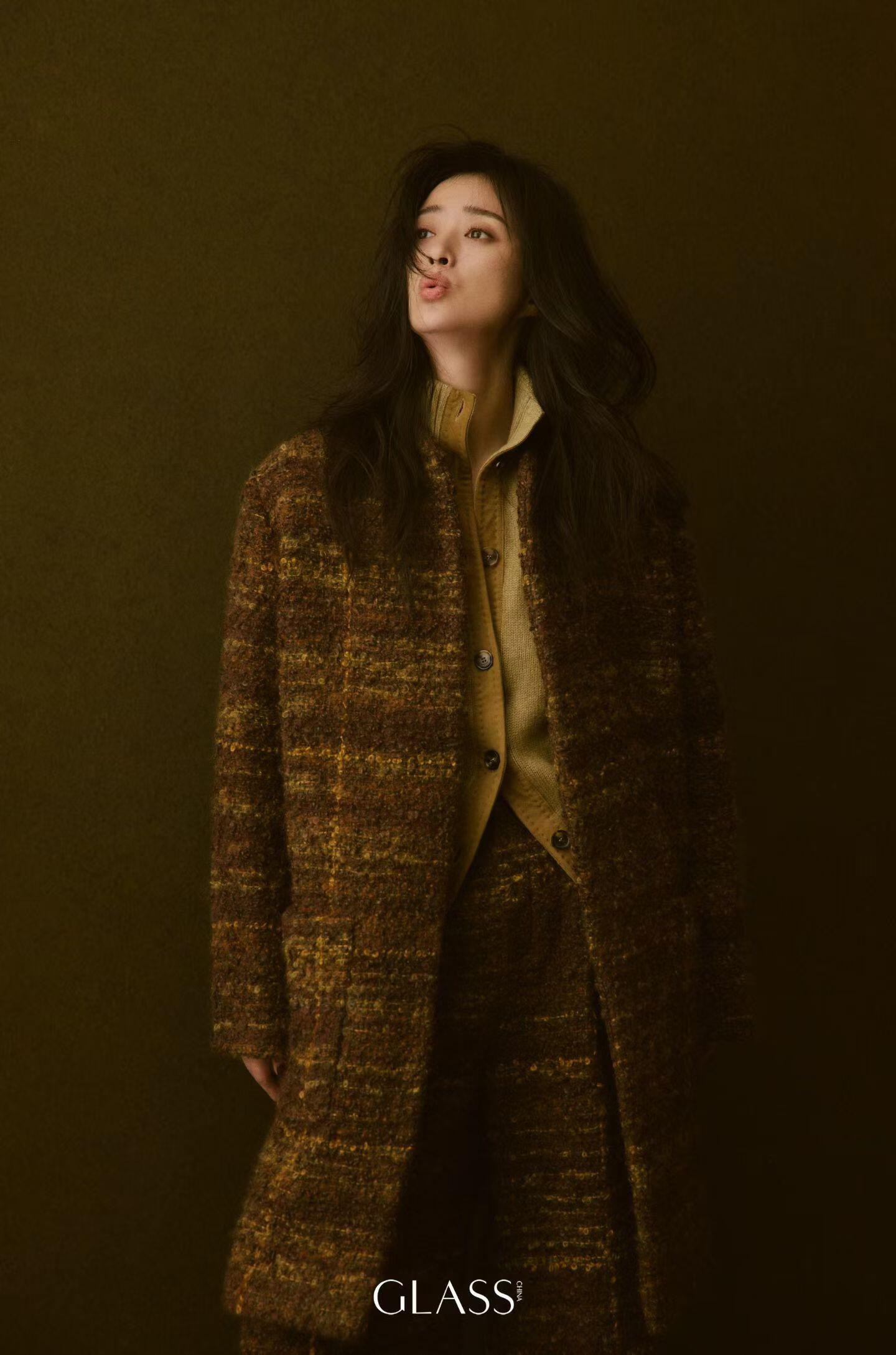NO:694116,Loro Pian* 25Fw new autumn and winter retro brown tone denim woven coat | Exclusively developed by yb!  High quality production!  Woven from expertly crafted wool and cashmere blended tweed fabrics, the fluffy woven texture has both a soft and crisp texture. The retro brown tone is blended with caramel and coffee-colored gradient yarns, creating a strong autumn and winter retro atmosphere. The classic collarless silhouette is neat and elegant, and the loose micro-cocoon cut accommodates various body shapes, with an Italian lazy sense of relaxation; the body  The minimalist design without excessive decoration focuses the visual focus on the texture and color levels of the fabric, highlighting a low-key luxury style. Wearing it alone can create an elegant retro celebrity style, and layering it with a sweater can also interpret casual daily wear. It is a palace-level item in the autumn and winter wardrobe that has both collectible value and practical wear. Available now in S/M/L, loro  piana,jackets & coats,19860909Loro Pian* 25Fw秋冬新款 复古棕调粗花尼编织大衣外套丨独家yb开发！高版出品！由匠心打造的羊毛羊绒混纺粗花呢面料织就,蓬松的编织肌理兼具软糯触感与挺括质感,复古棕调糅合焦糖与咖色的渐变纱线,氤氲出浓郁的秋冬复古氛围.经典无领廓形利落大气,宽松的微茧型剪裁包容各种身形,自带意式慵懒的松弛感；衣身无过多装饰的极简设计,将视觉焦点汇聚于面料的肌理与色彩层次,彰显低调的奢华格调.单穿可打造优雅的复古名伶风,内搭针织衫又能诠释随性的日常穿搭,是秋冬衣橱里兼具收藏价值与实穿性的殿堂级单品.现货发售S/M/L,,loro piana,jackets & coats,,Women's clothing
