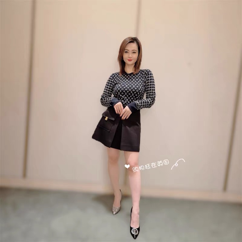 NO:694147,Louis Vuitt*n 26SS early spring new style lock pocket wool skirt丨exclusively developed by yb!  High quality production!  It is made of high-density wool blended fabrics, with a crisp texture and drapeability. The classic black color is versatile and high-end, which perfectly fits the diverse dressing atmosphere of early spring. The simple A-line silhouette is neat and elegant, and the short cut lengthens the leg line, bringing French elegance.  accent; the side three-dimensional work pocket design injects a sense of street cool, the gold lock buckle decoration highlights the brand recognition in the details, and the front slit details break the monotony of the basic model and add a smart aesthetic. Ready for sale S/M/L,, louis  vuitton,skirts,19860909Louis Vuitt*n 26SS早春新款 锁扣口袋羊毛半裙丨独家yb开发！高版出品！甄选高密羊毛混纺面料打造,挺括的质感兼具垂坠性,经典黑色调百搭高级,完美契合早春的多元穿搭氛围.简约A字廓形利落大气,短款剪裁拉长腿部线条,自带法式优雅的腔调；侧边立体工装口袋设计注入街头酷感,金色锁扣装饰在细节处彰显品牌辨识度,前襟开叉细节打破基础款的单调,增添灵动美感.现货发售S/M/L,,louis vuitton,skirts,,Women's clothing